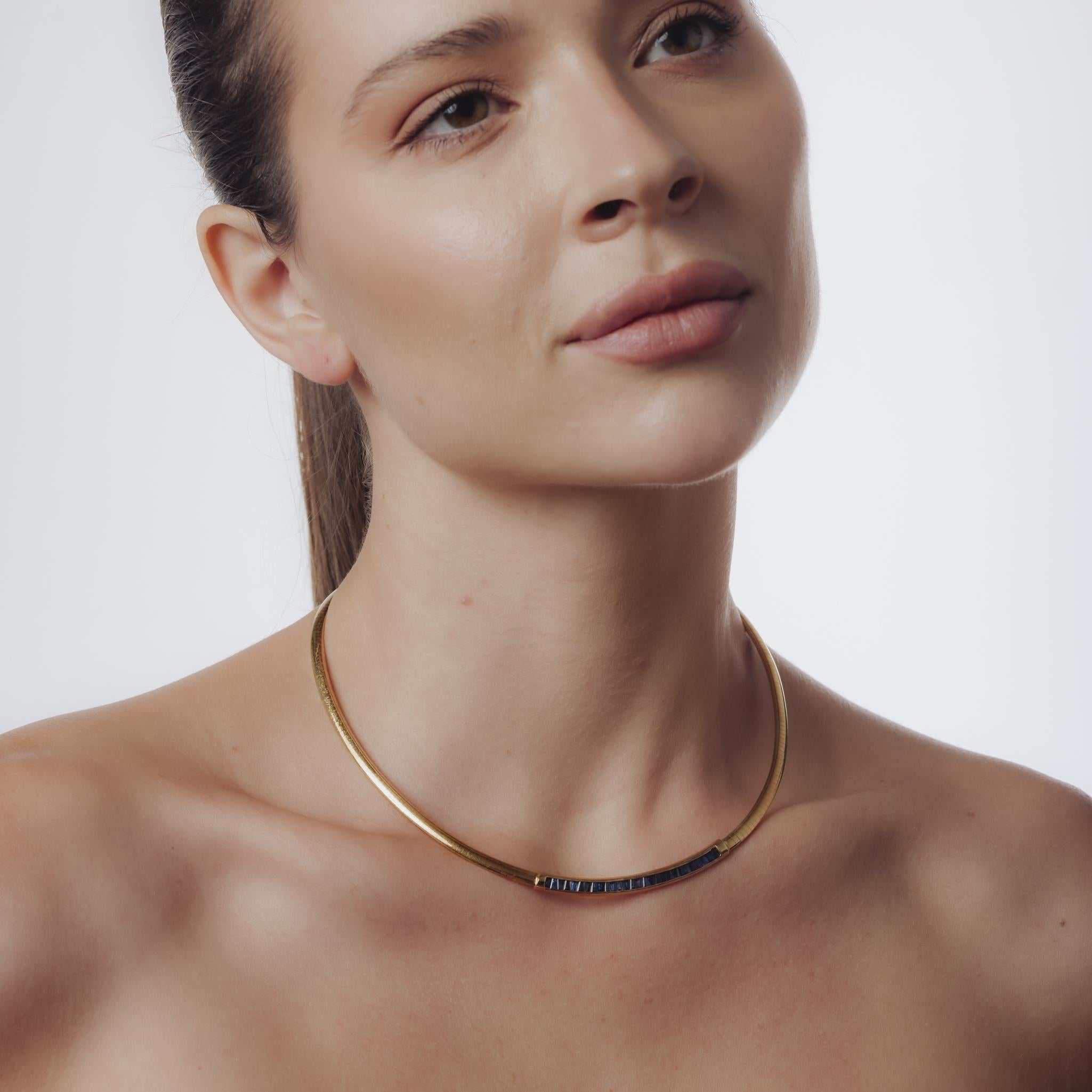 Contemporaneo Collana girocollo regolabile in oro giallo 18k con zaffiro d'epoca italiano da 2 carati in vendita
