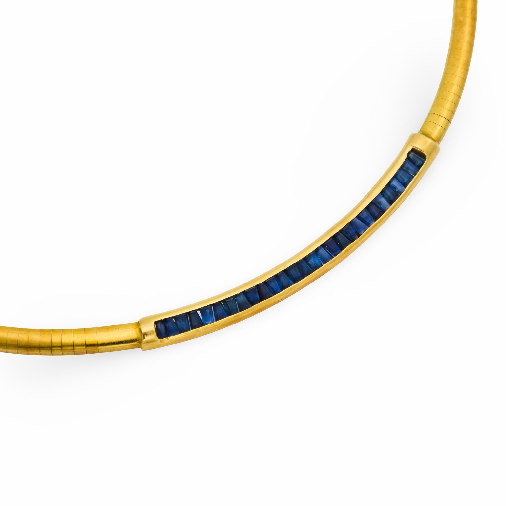 Baguette rastremato Collana girocollo regolabile in oro giallo 18k con zaffiro d'epoca italiano da 2 carati in vendita