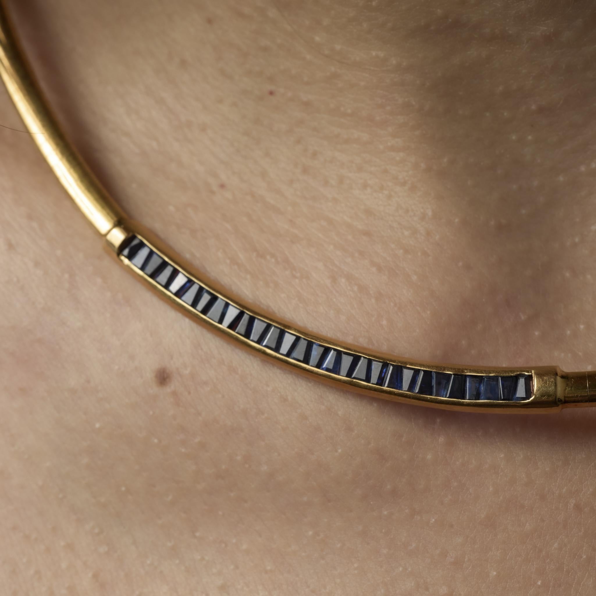 Donna Collana girocollo regolabile in oro giallo 18k con zaffiro d'epoca italiano da 2 carati in vendita