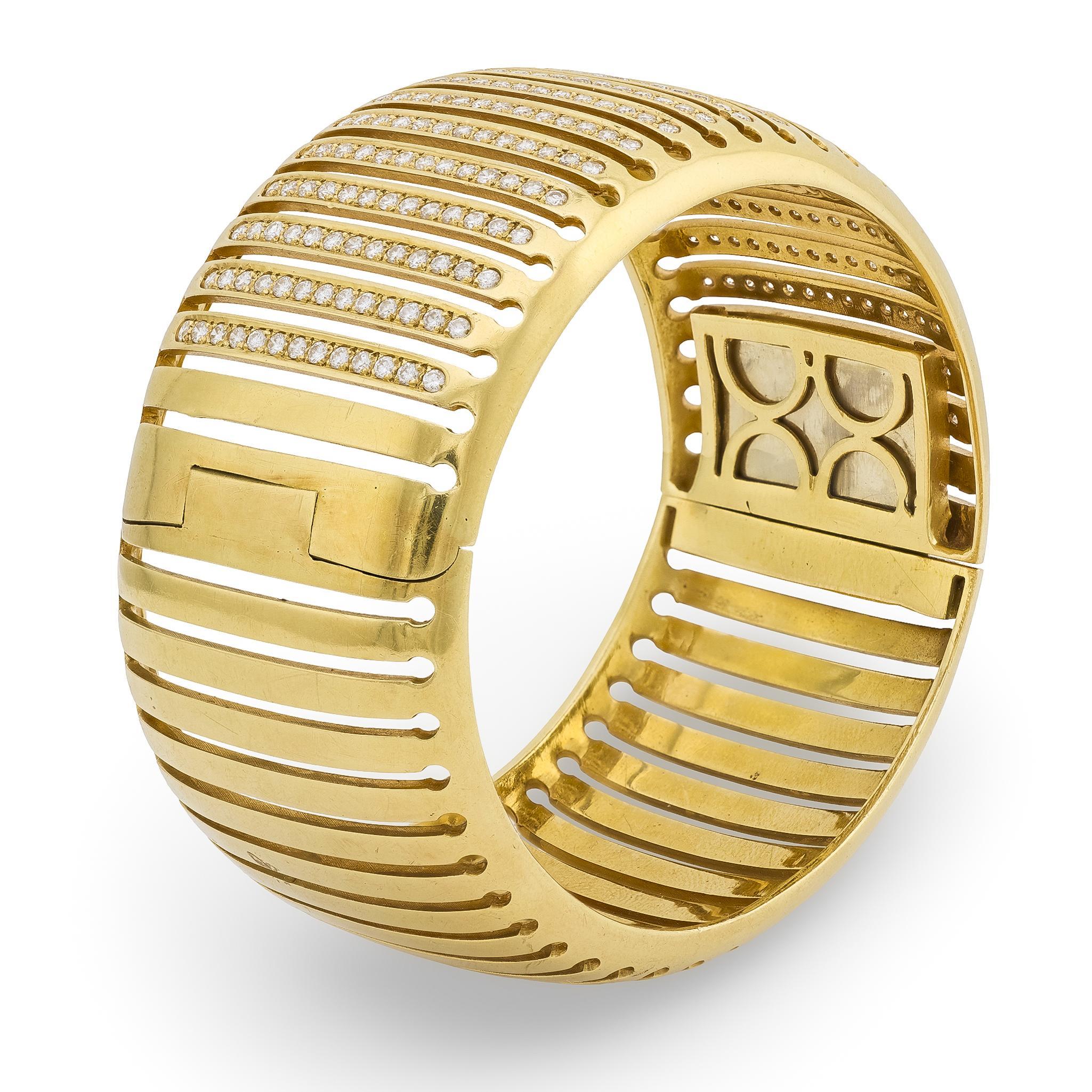 Brazalete italiano vintage de oro amarillo de 18 quilates con diamantes de 5,20 quilates de peso total Moderno en venta