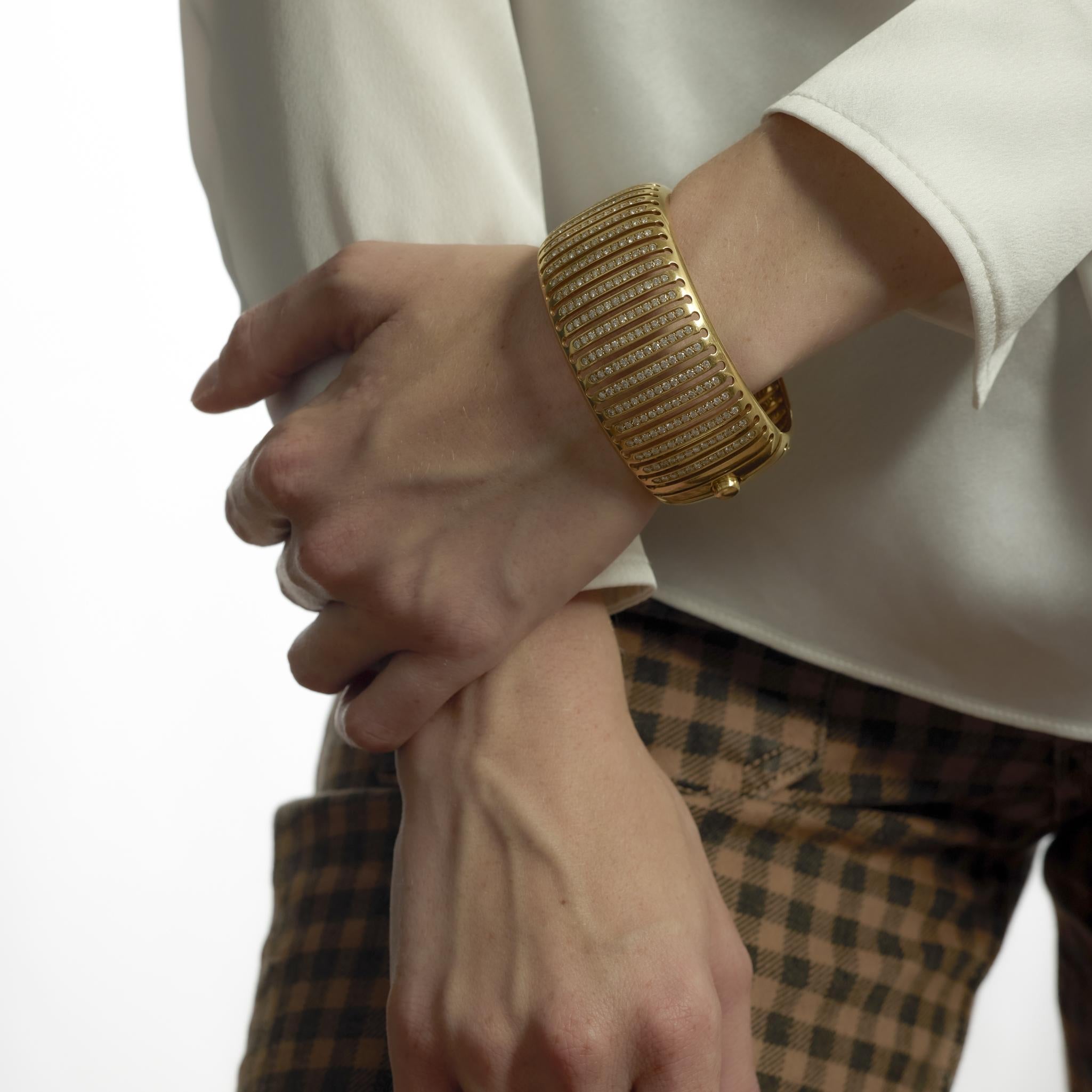 Brazalete italiano vintage de oro amarillo de 18 quilates con diamantes de 5,20 quilates de peso total Corte brillante en venta