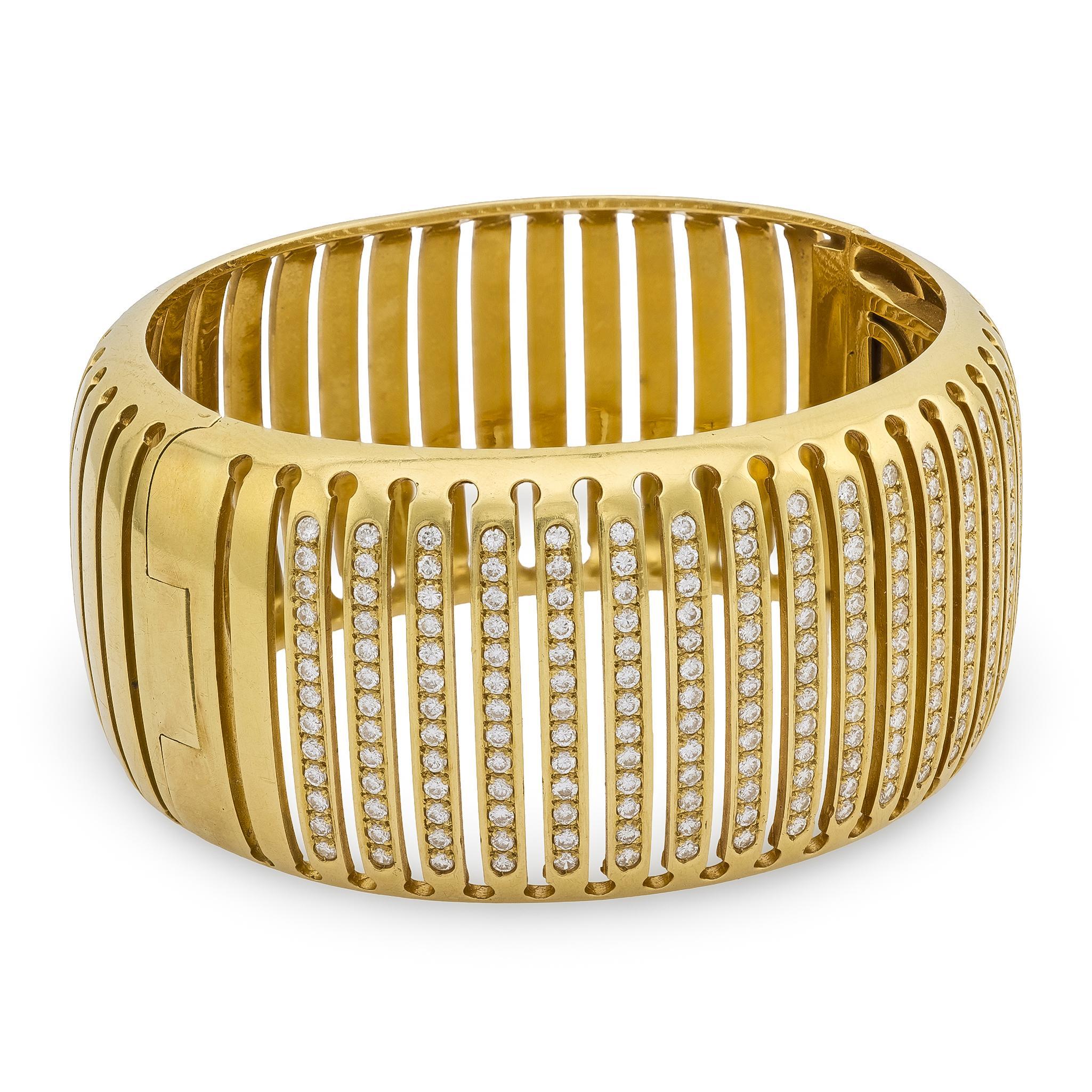 Brazalete italiano vintage de oro amarillo de 18 quilates con diamantes de 5,20 quilates de peso total en Bueno estado para la venta en Beverly Hills, CA