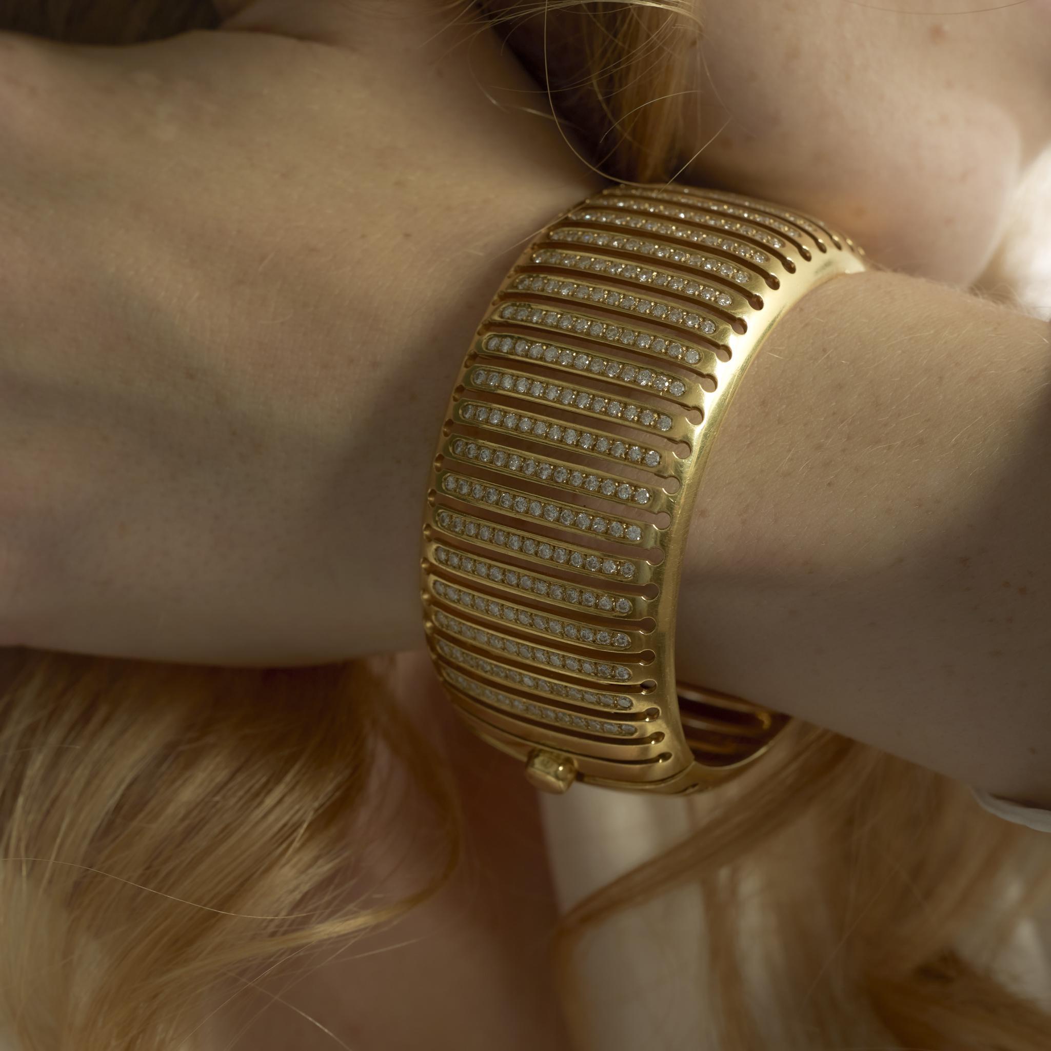 De las mujeres Brazalete italiano vintage de oro amarillo de 18 quilates con diamantes de 5,20 quilates de peso total en venta