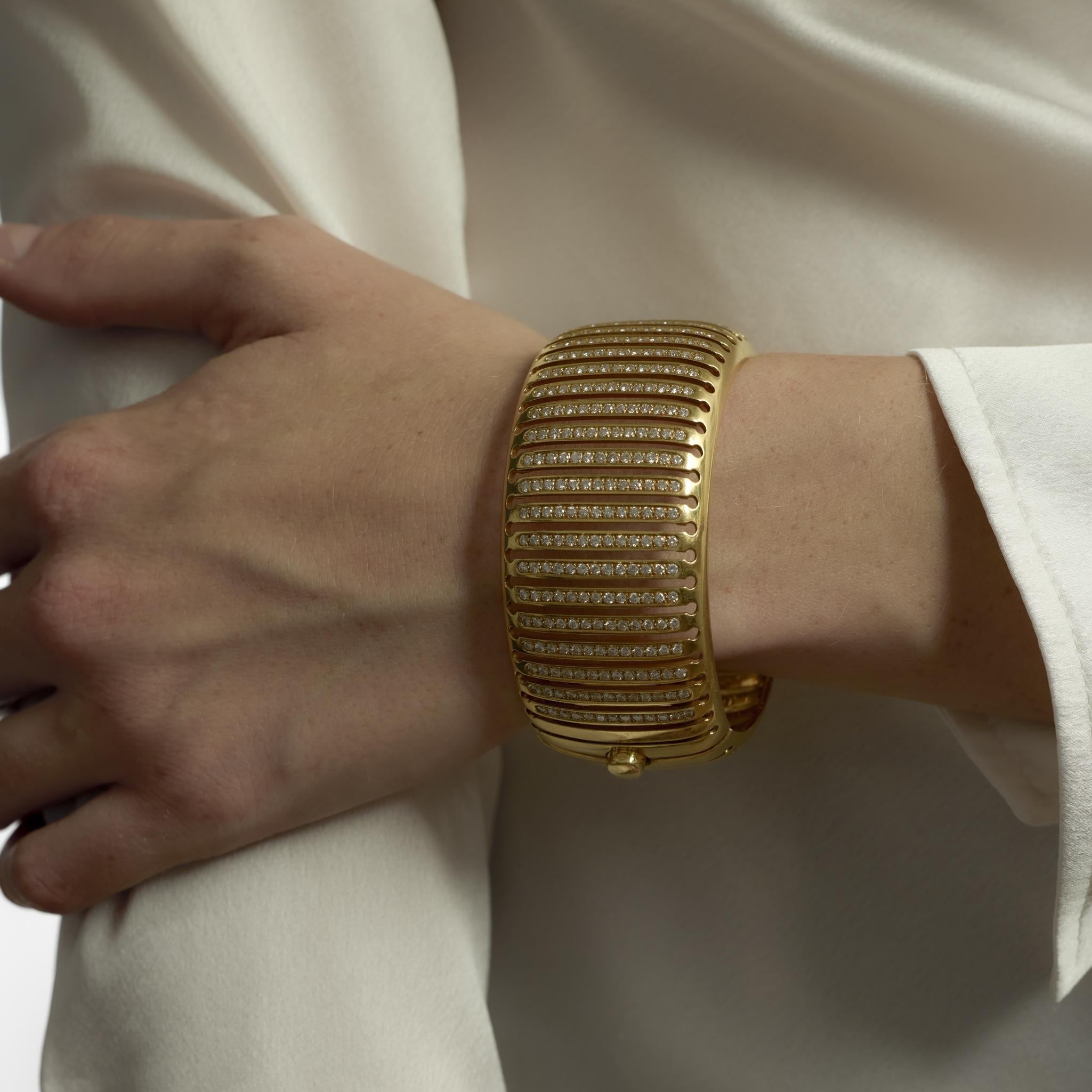 Brazalete italiano vintage de oro amarillo de 18 quilates con diamantes de 5,20 quilates de peso total en venta 2