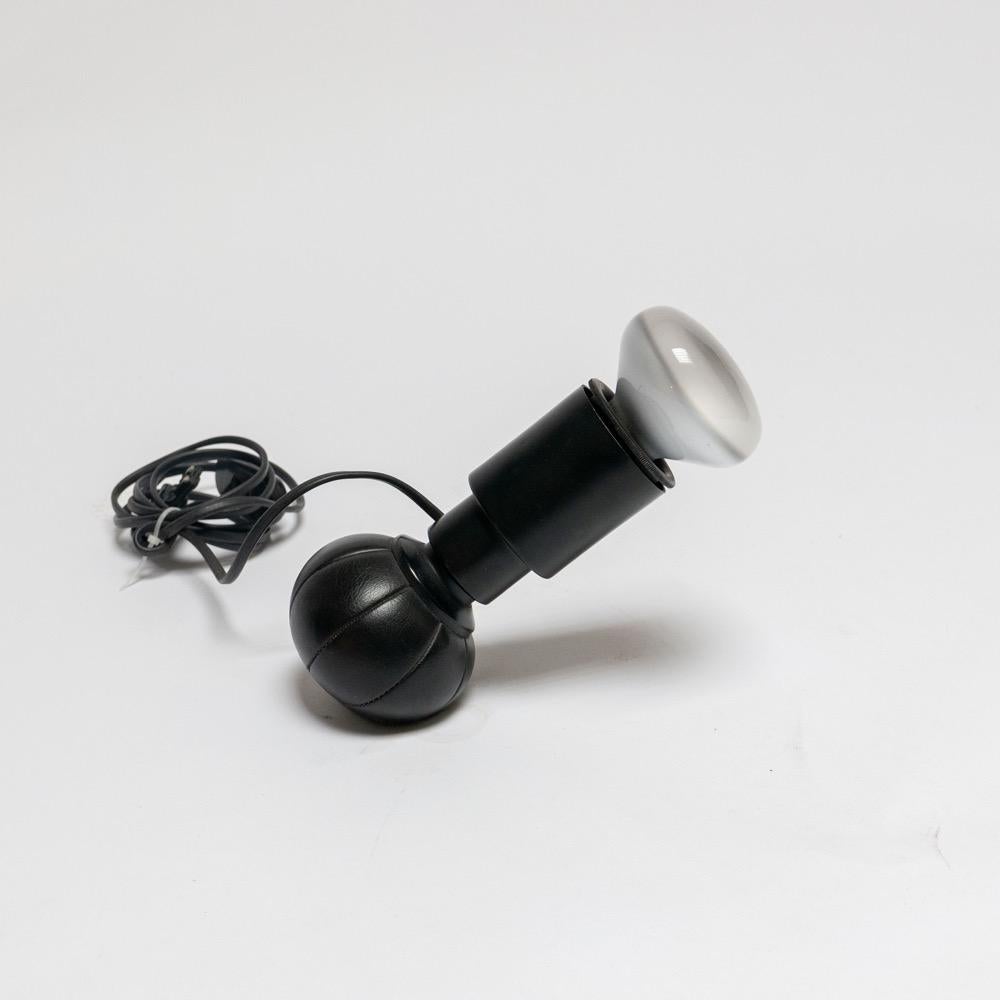 Ère spatiale Lampe de table italienne 600 par Gino Sarfatti pour Arteluce, corps et base noirs en vente