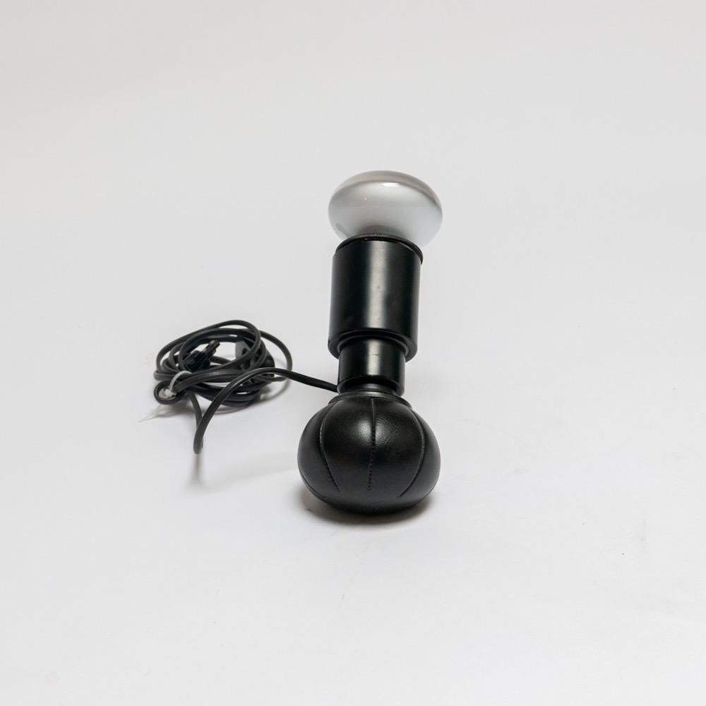 Lampe de table italienne 600 par Gino Sarfatti pour Arteluce, corps et base noirs Bon état - En vente à Milano, IT