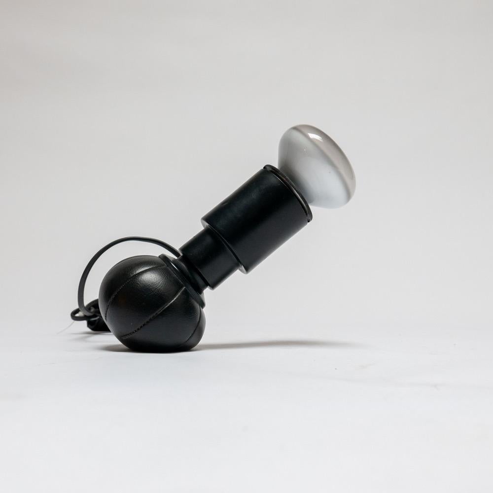 Fin du 20e siècle Lampe de table italienne 600 par Gino Sarfatti pour Arteluce, corps et base noirs en vente