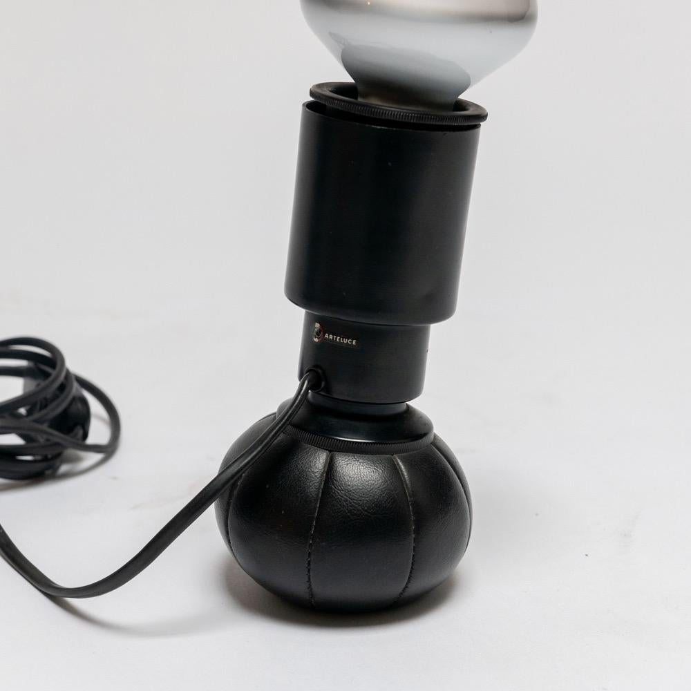 Métal Lampe de table italienne 600 par Gino Sarfatti pour Arteluce, corps et base noirs en vente