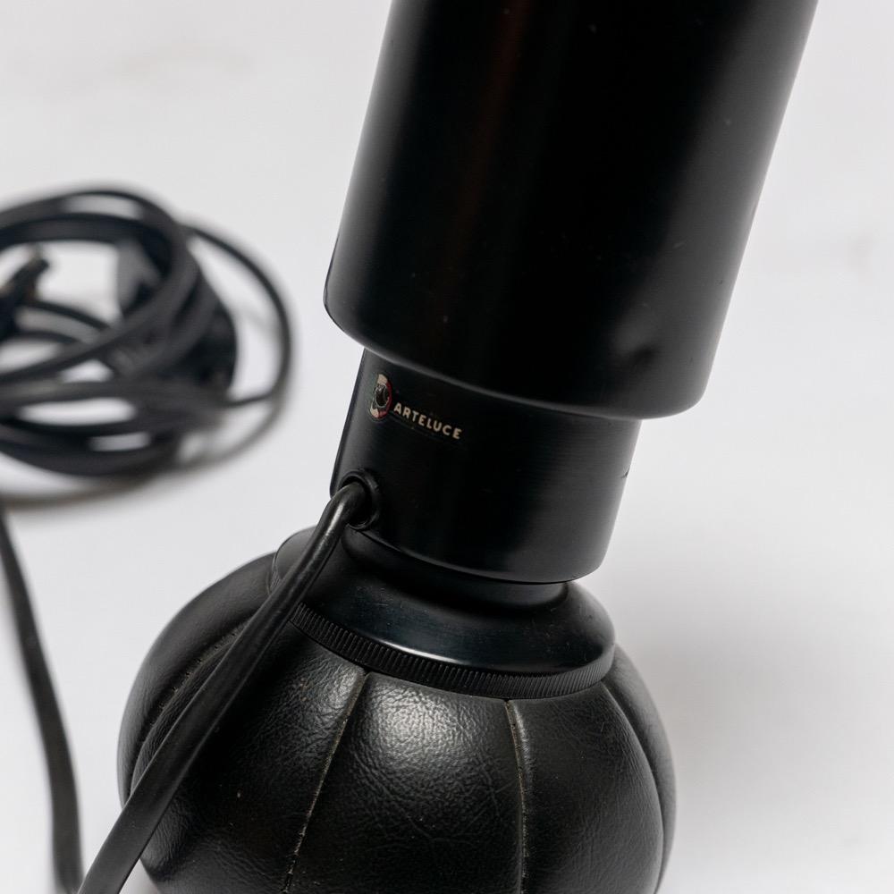Lampe de table italienne 600 par Gino Sarfatti pour Arteluce, corps et base noirs en vente 1