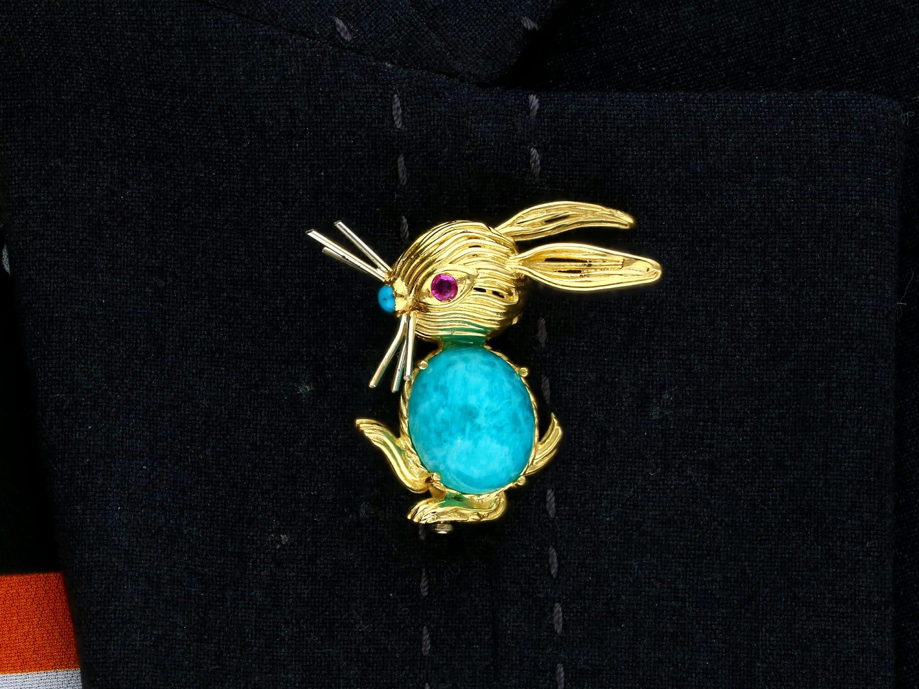 Vintage Italian 8.25ct Dyed Quartz, Turquoise and Ruby Yellow Gold Rabbit Brooch For Sale 5