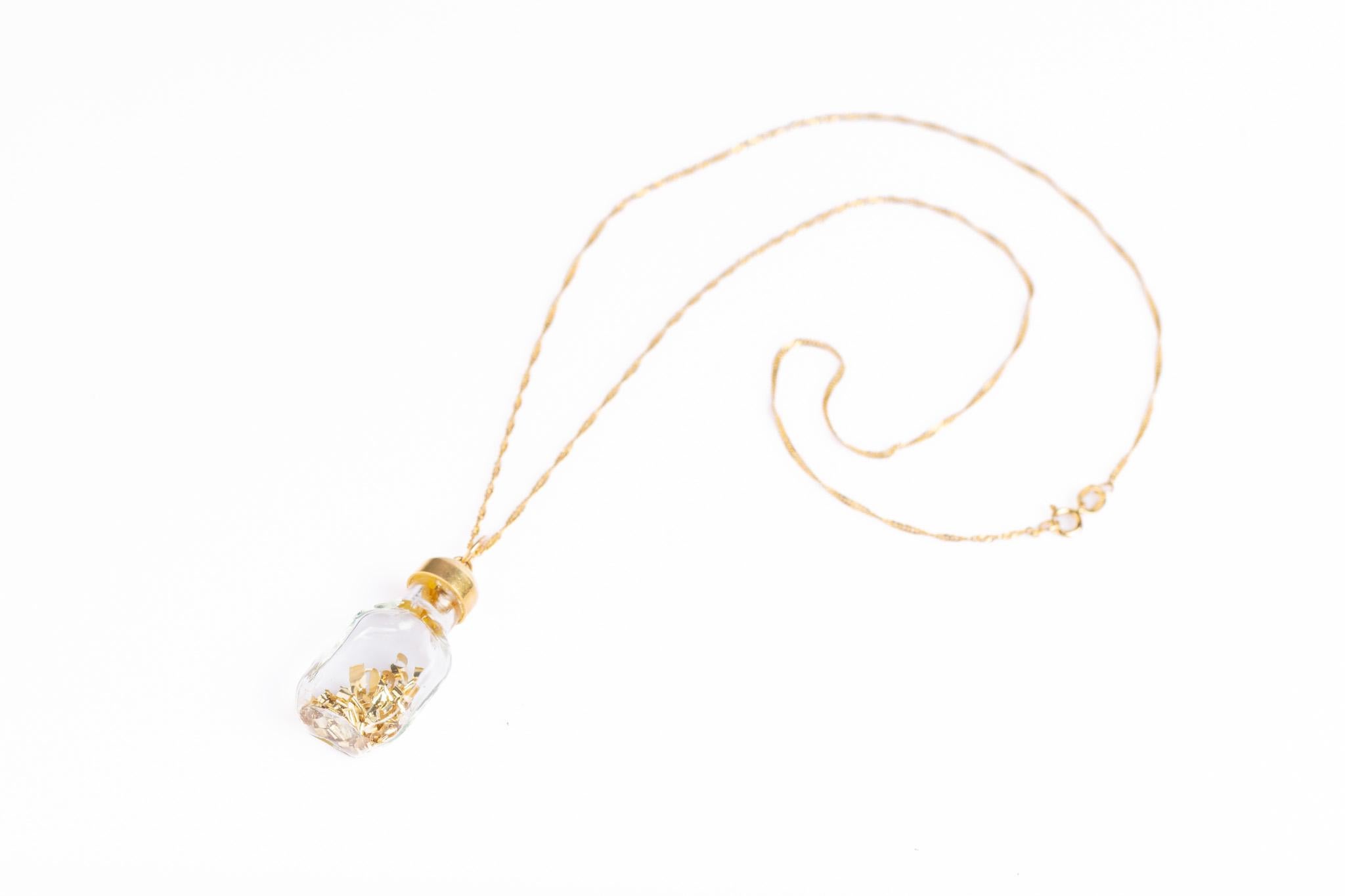 Vintage Italian Glass 9ct Gold Pendentif Bottle Necklace Bon état - En vente à Portland, England