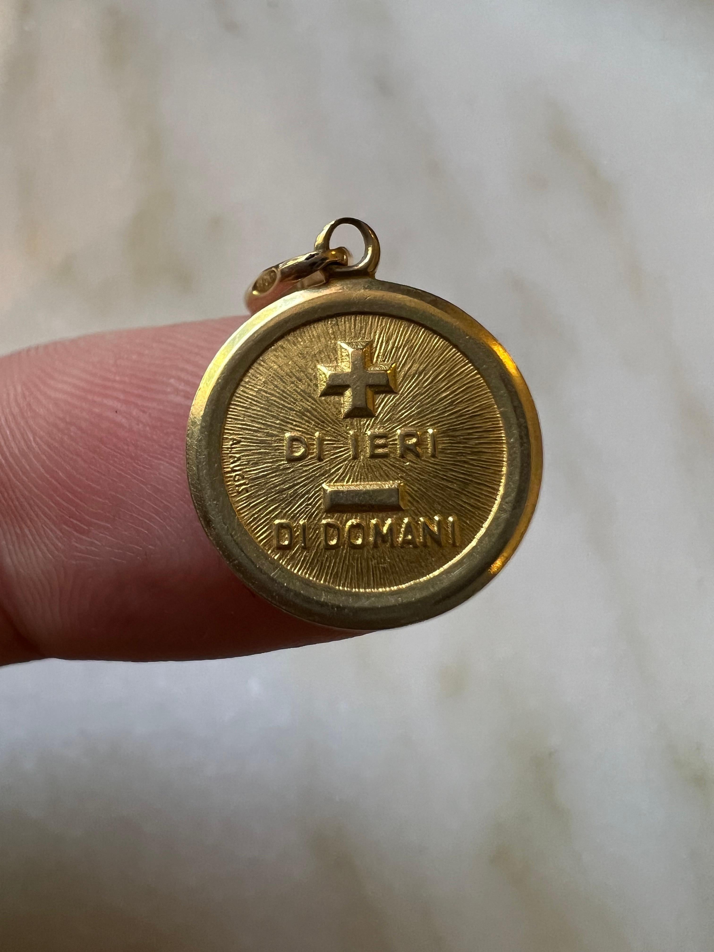 Vintage Italian A. Augis 18k Gold Love Charm In Good Condition For Sale In Amsterdam, NL