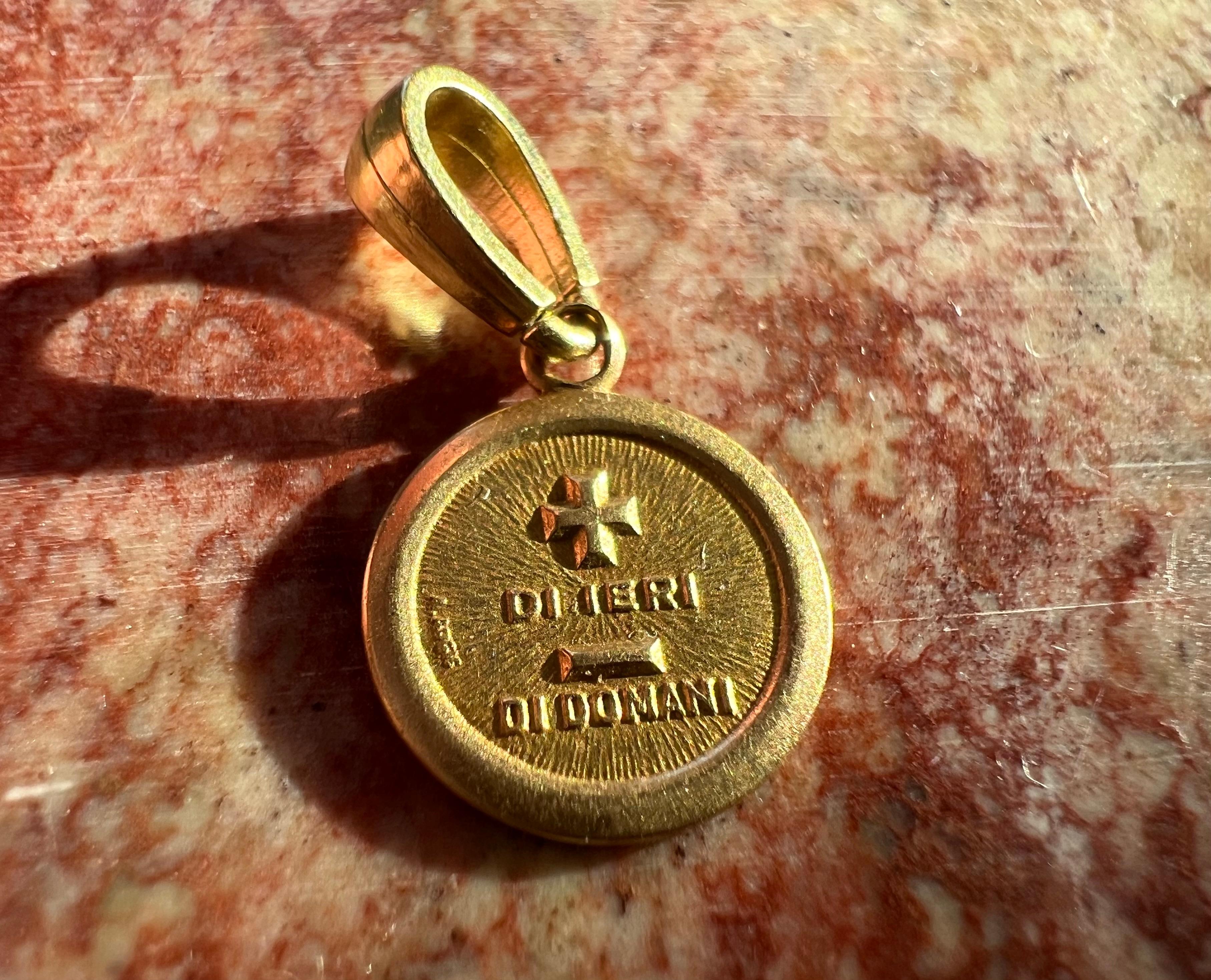 Dies ist eine ganz besondere Version des Liebes-Charms von A. Augis.


Da Augis ein französisches Unternehmen ist, wurden mehr als 95 % der Liebesanhänger in Frankreich mit französischem Text hergestellt. Einige wenige wurden jedoch in verschiedenen