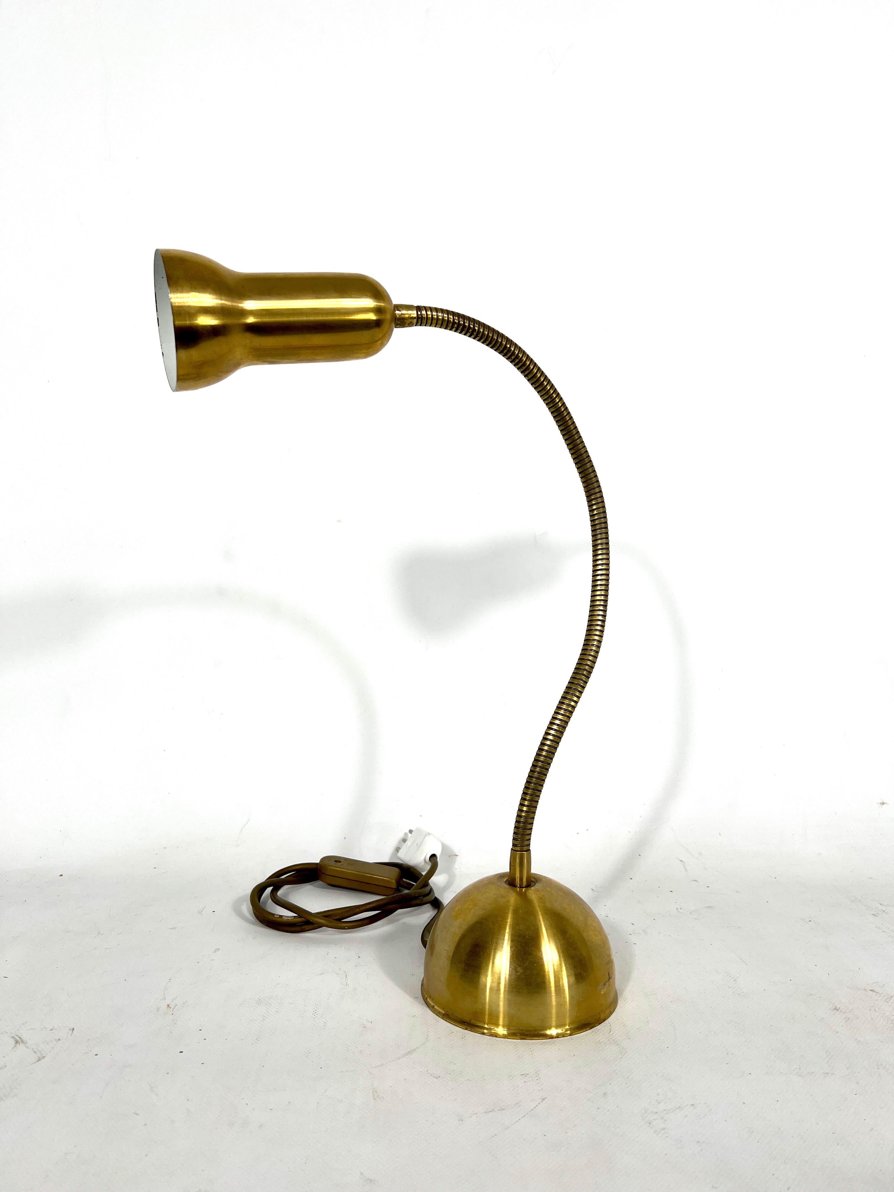Lampe de bureau italienne vintage réglable en laiton des années 60 en vente 2