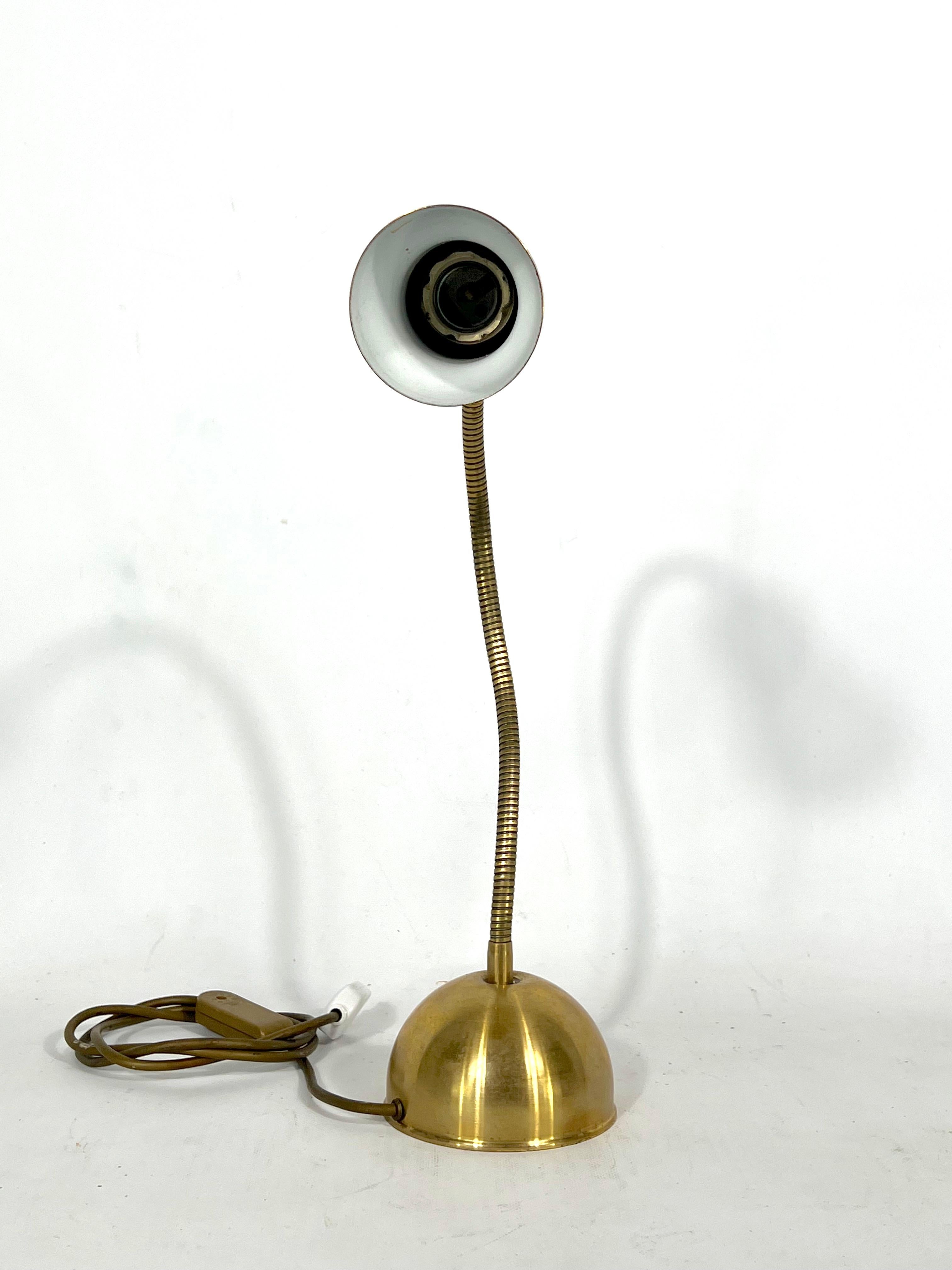 Vintage Italian Lámpara de mesa ajustable de latón de los años 60 en venta 4