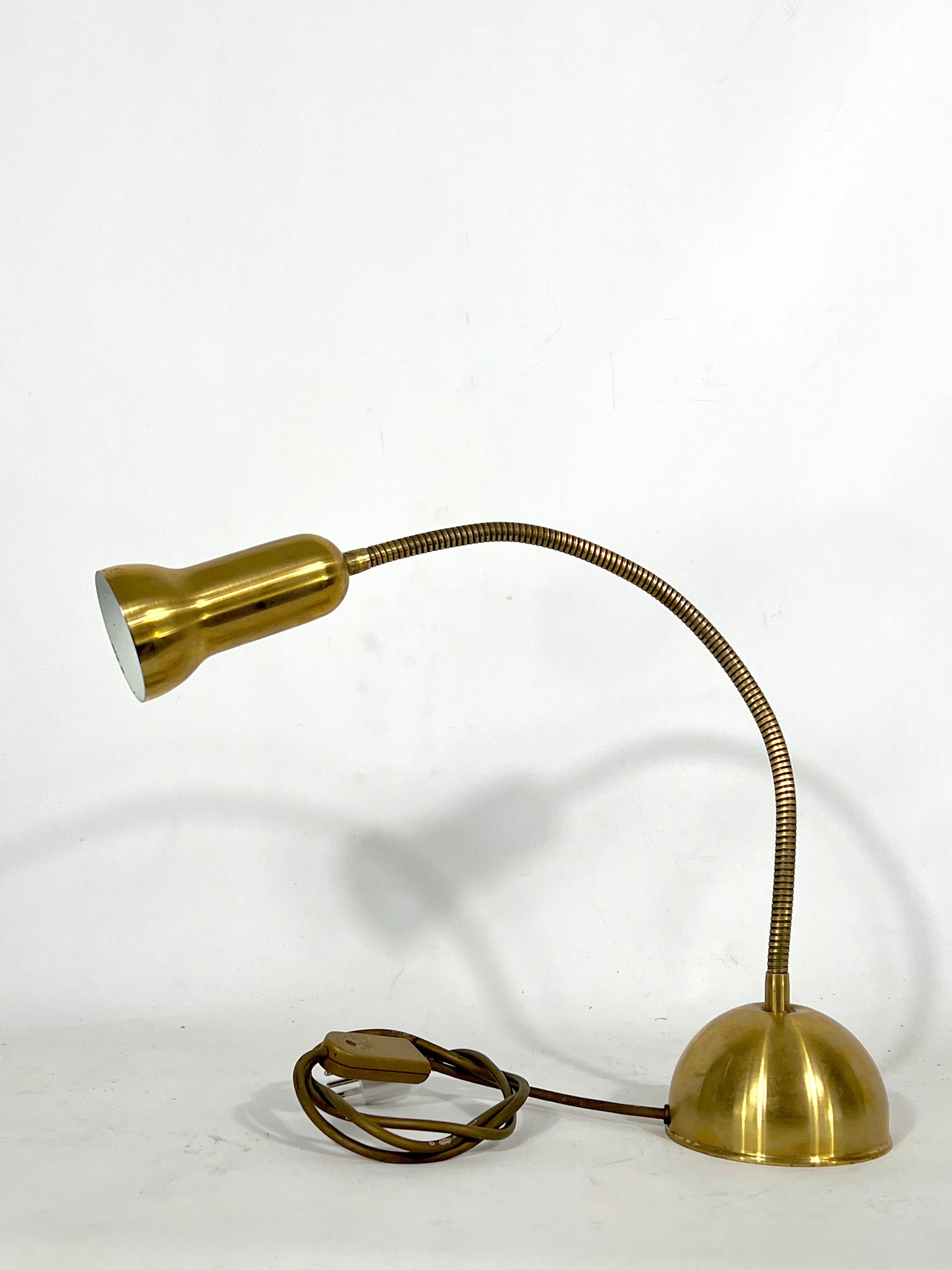 Très bon état vintage avec des traces normales d'âge et d'utilisation pour cette lampe en laiton produite en Italie dans les années 60. Fonctionne entièrement avec la norme européenne, adaptable sur demande à la norme américaine.