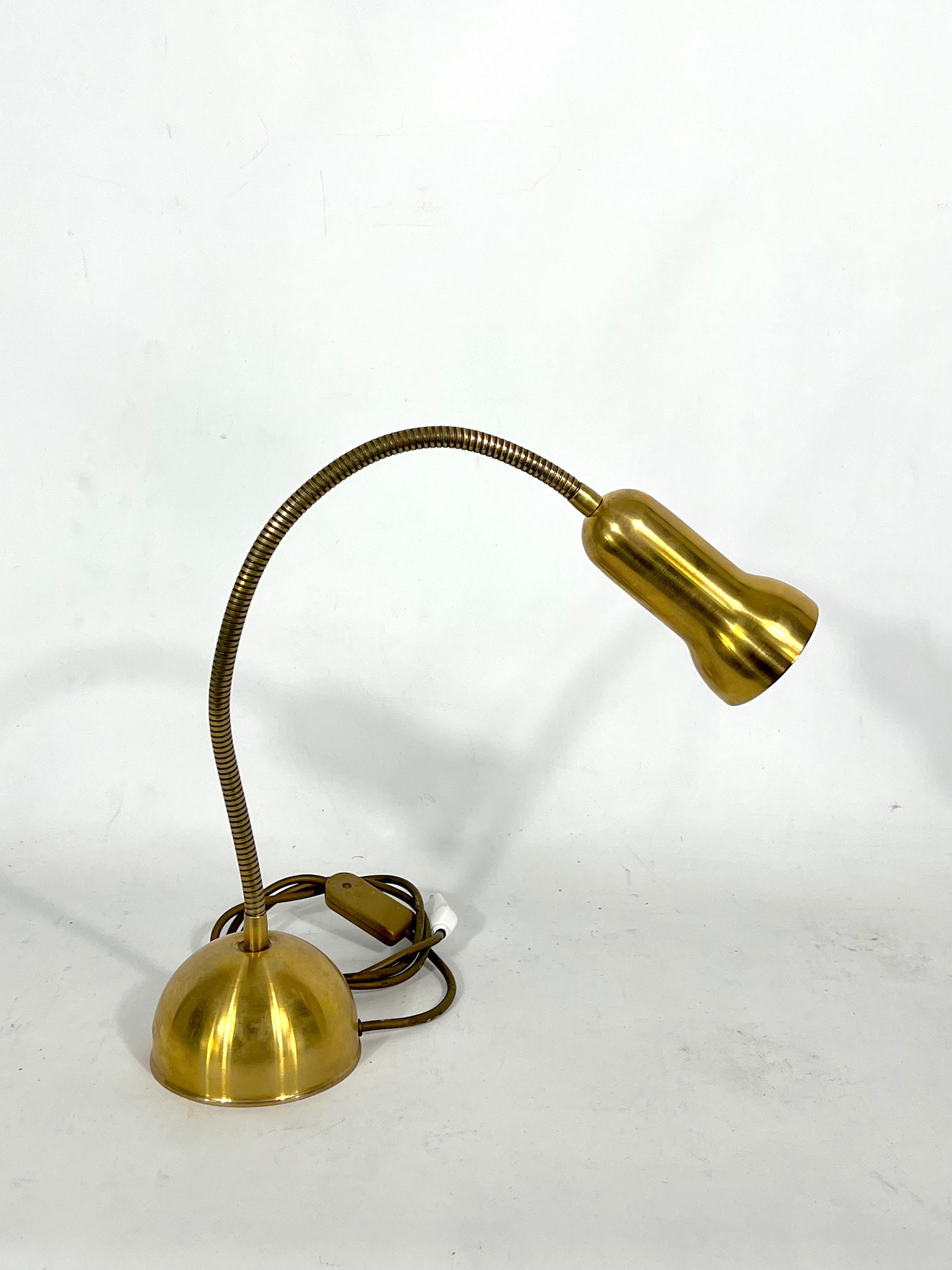Vintage Italian Adjustable Brass Table Lamp from 60s In Good Condition For Sale In Catania, CT