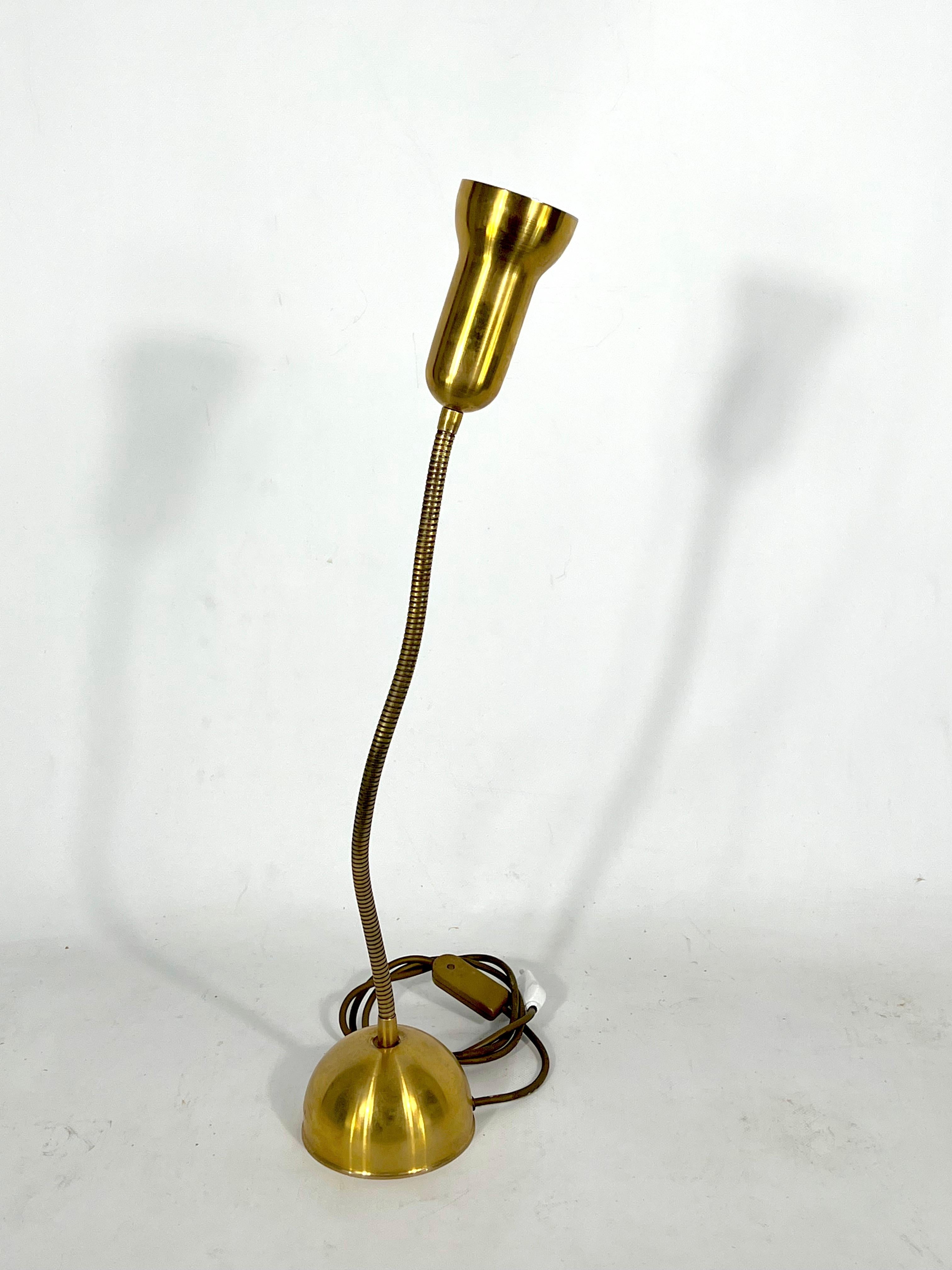 Mid-Century Modern Lampe de bureau italienne vintage réglable en laiton des années 60 en vente