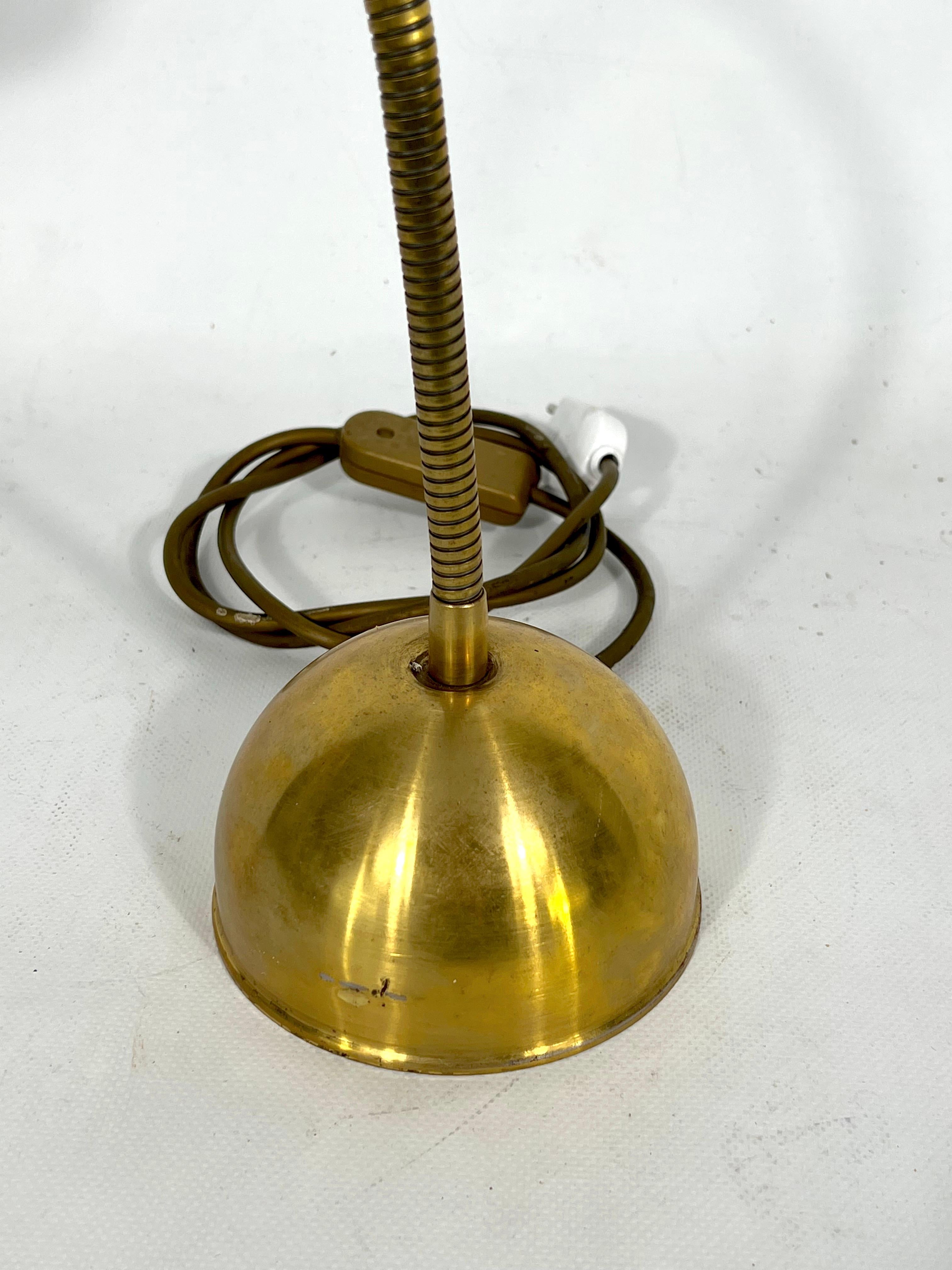 20ième siècle Lampe de bureau italienne vintage réglable en laiton des années 60 en vente