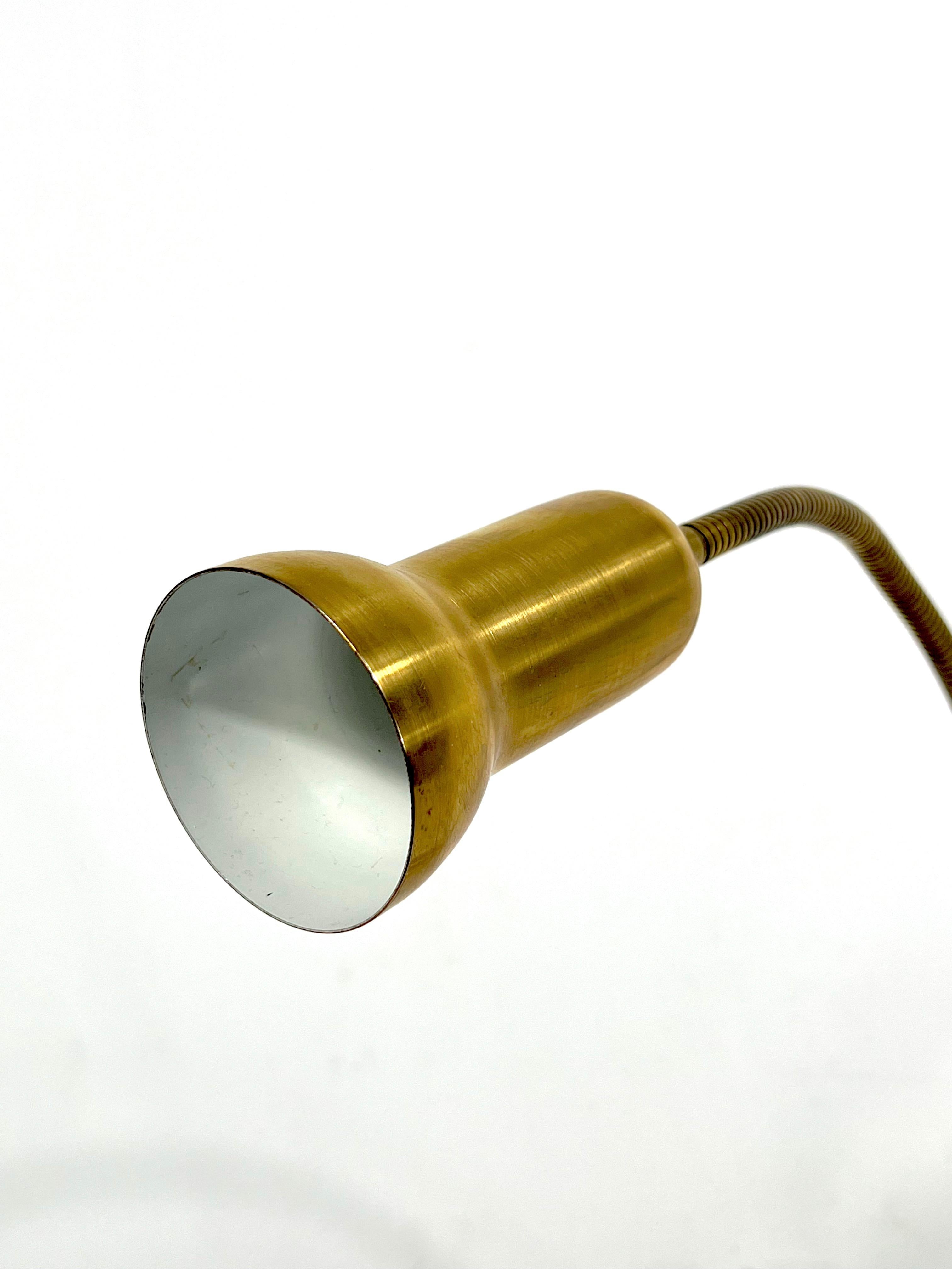Lampe de bureau italienne vintage réglable en laiton des années 60 en vente 1