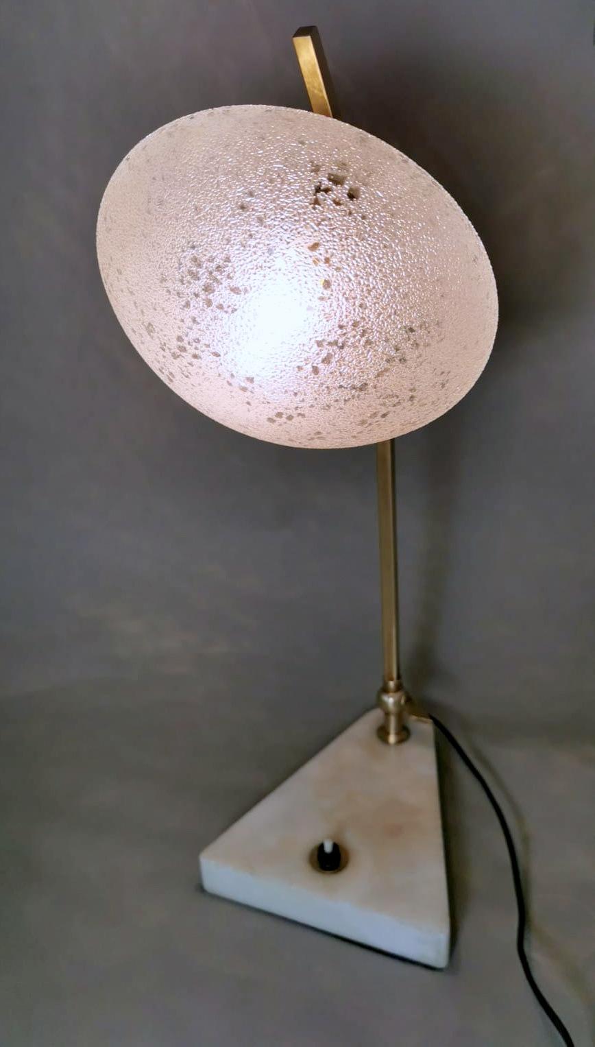Lampe de bureau italienne vintage réglable en laiton, verre et marbre en vente 3