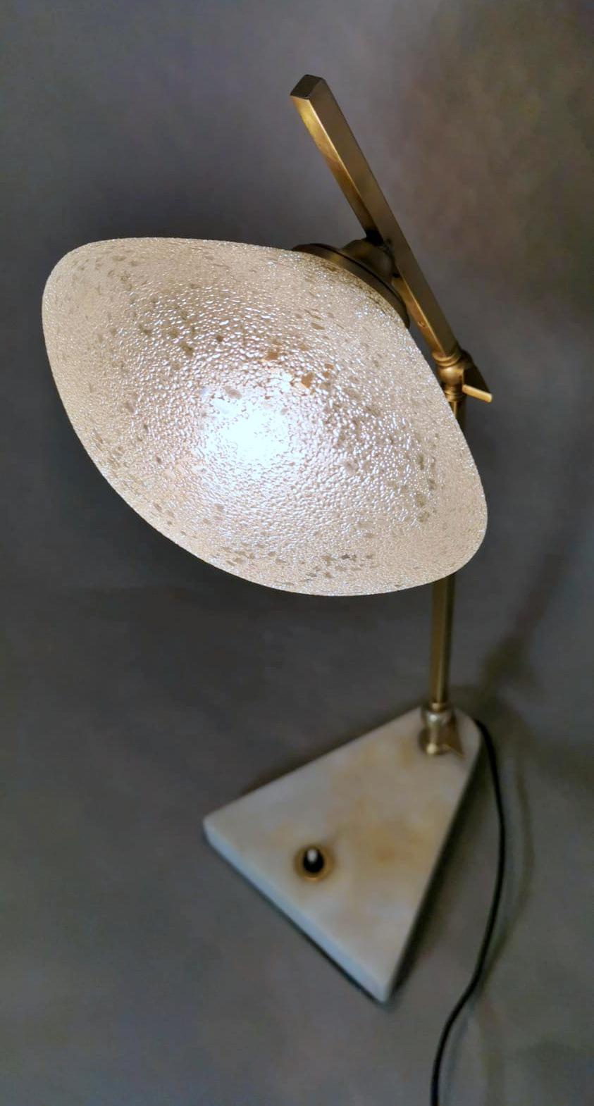 Lampe de bureau italienne vintage réglable en laiton, verre et marbre en vente 4