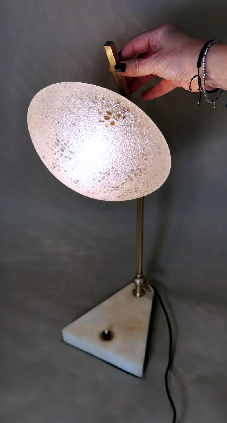 Lampe de bureau italienne vintage réglable en laiton, verre et marbre en vente 11