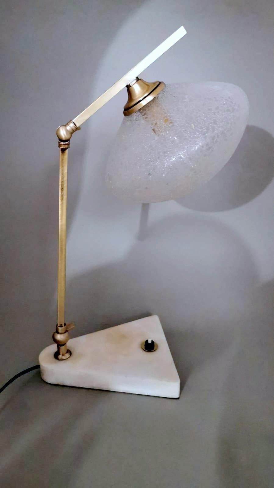 We kindly suggest that you read the whole description, as with it we try to give you detailed technical and historical information to guarantee the authenticity of our objects.
Practical and functional table lamp; the base, made of White Carrara