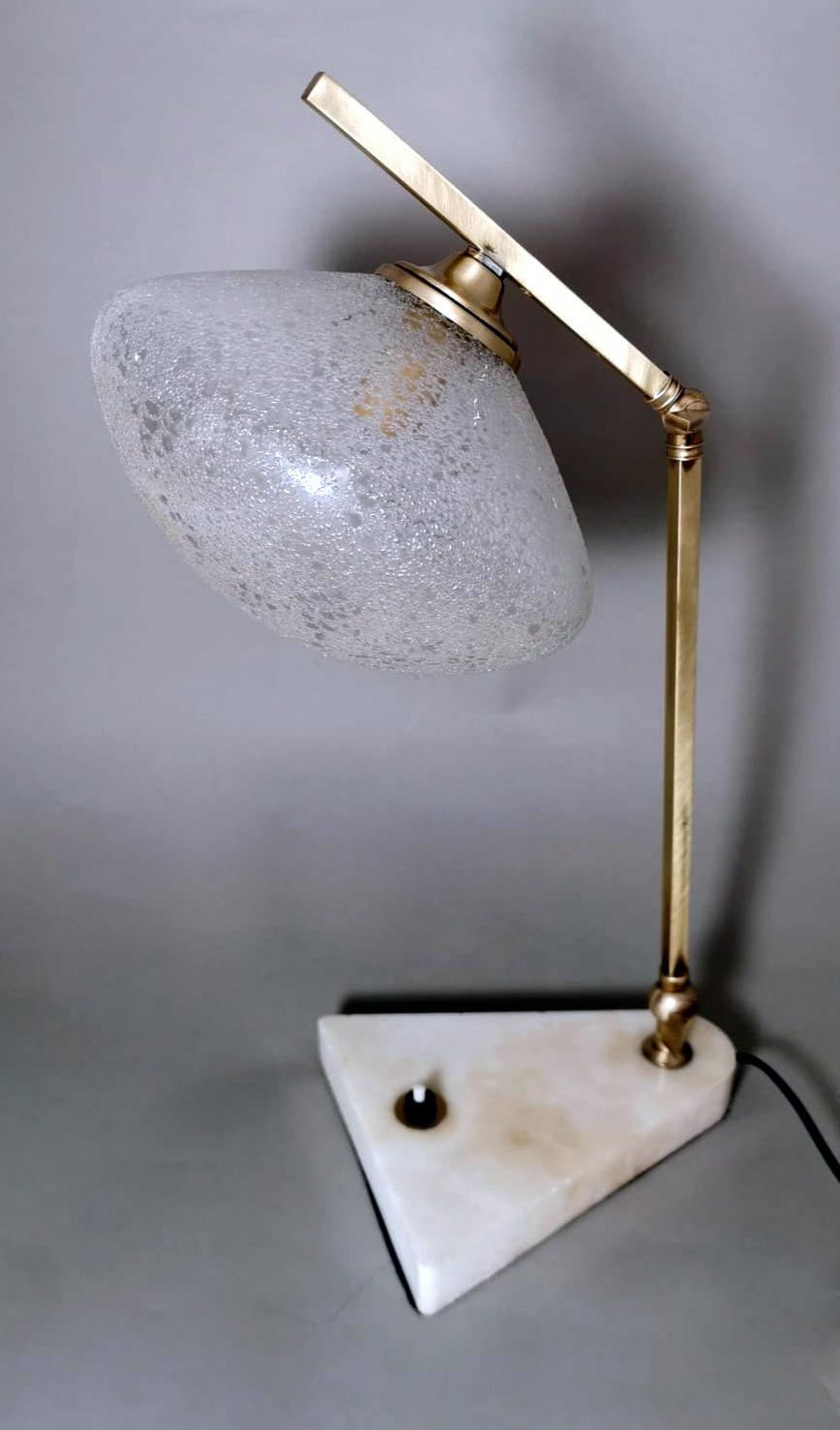 Mid-Century Modern Lampe de bureau italienne vintage réglable en laiton, verre et marbre en vente