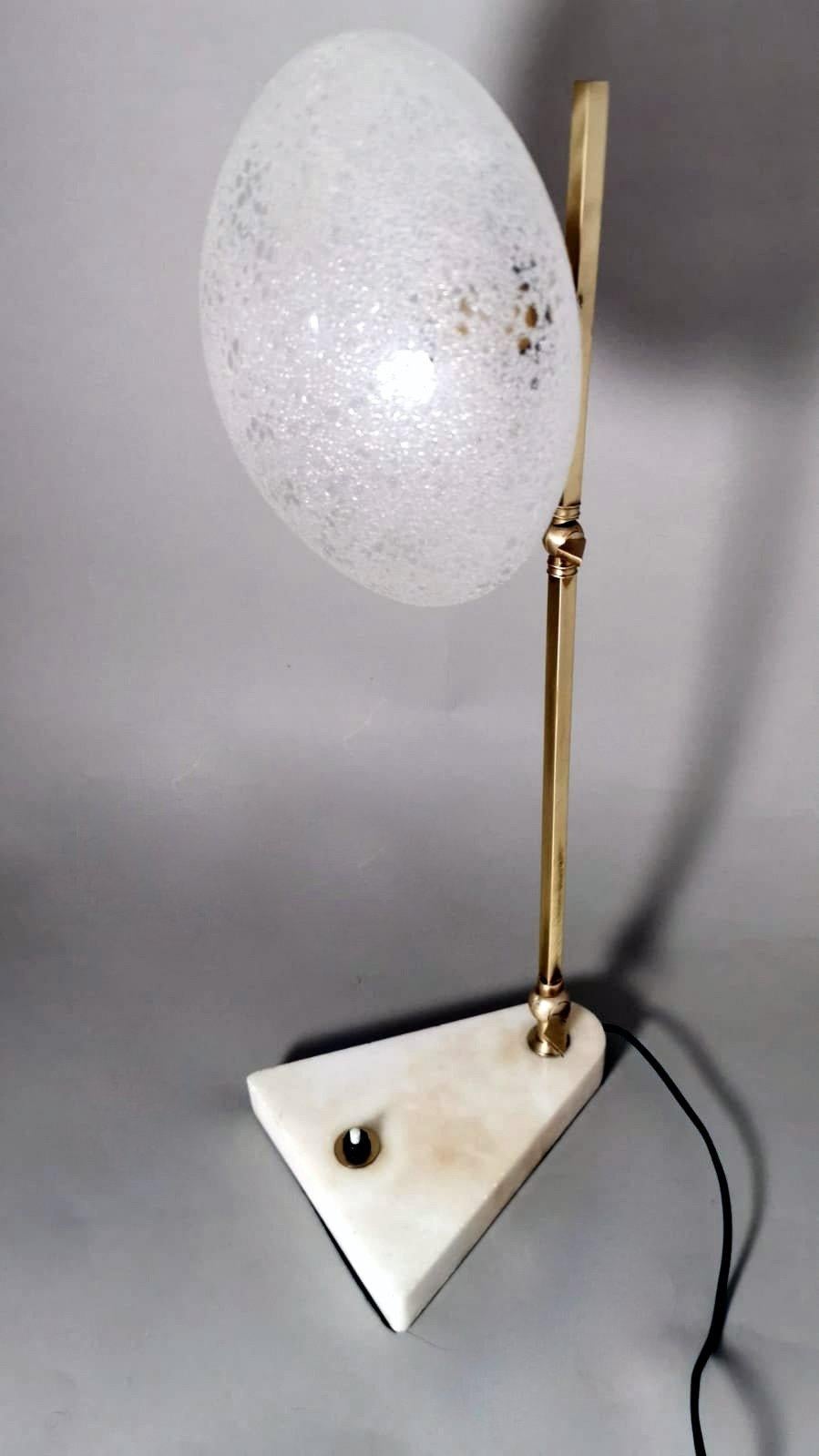 Poli Lampe de bureau italienne vintage réglable en laiton, verre et marbre en vente