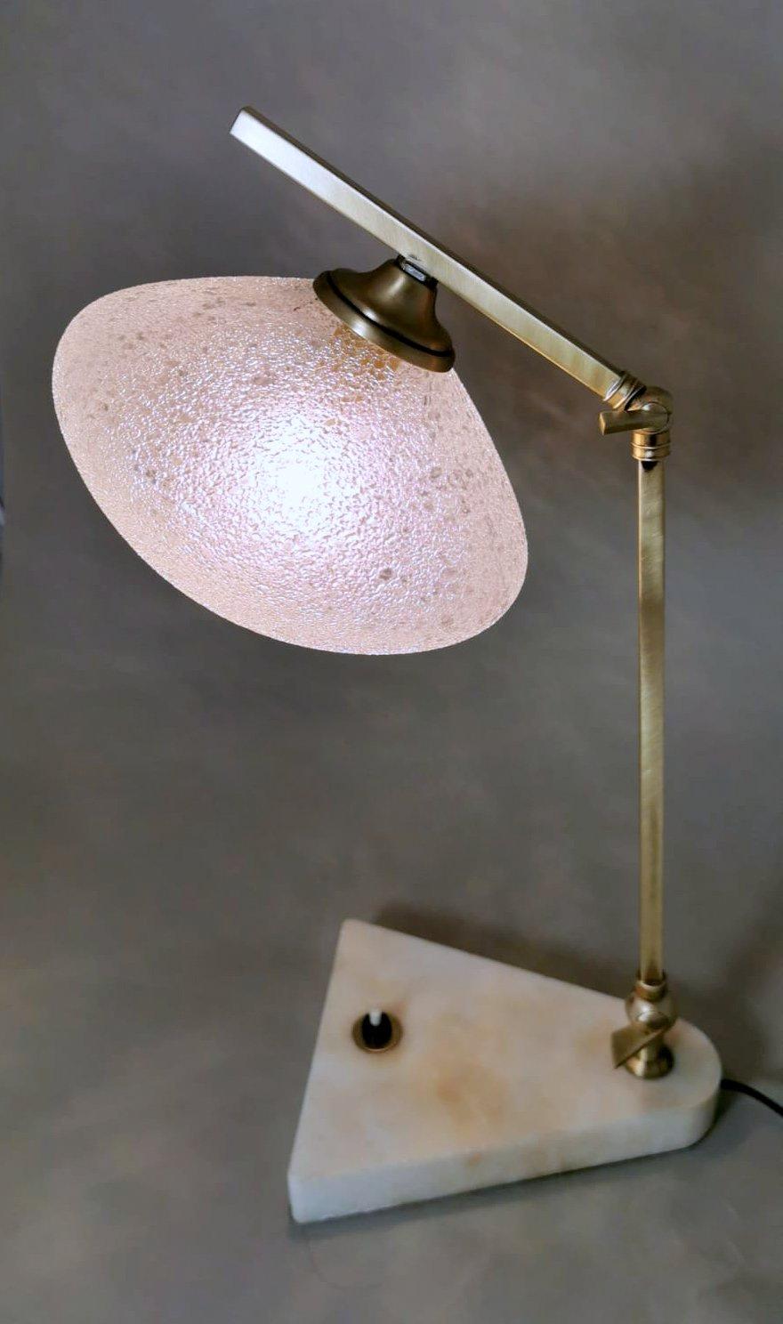 Lampe de bureau italienne vintage réglable en laiton, verre et marbre Bon état - En vente à Prato, Tuscany