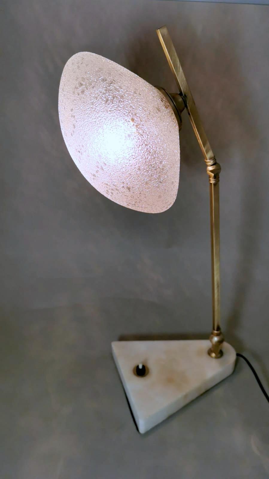 20ième siècle Lampe de bureau italienne vintage réglable en laiton, verre et marbre en vente
