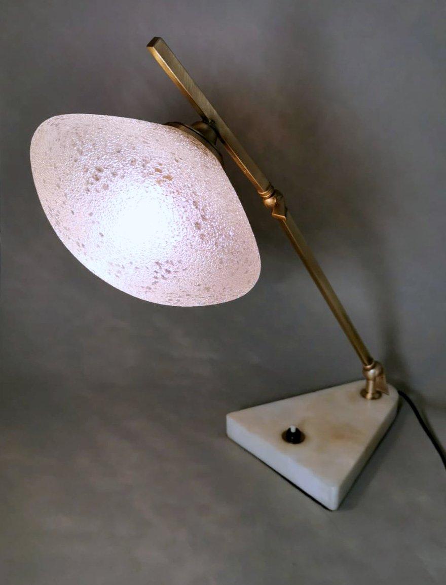 Laiton Lampe de bureau italienne vintage réglable en laiton, verre et marbre en vente