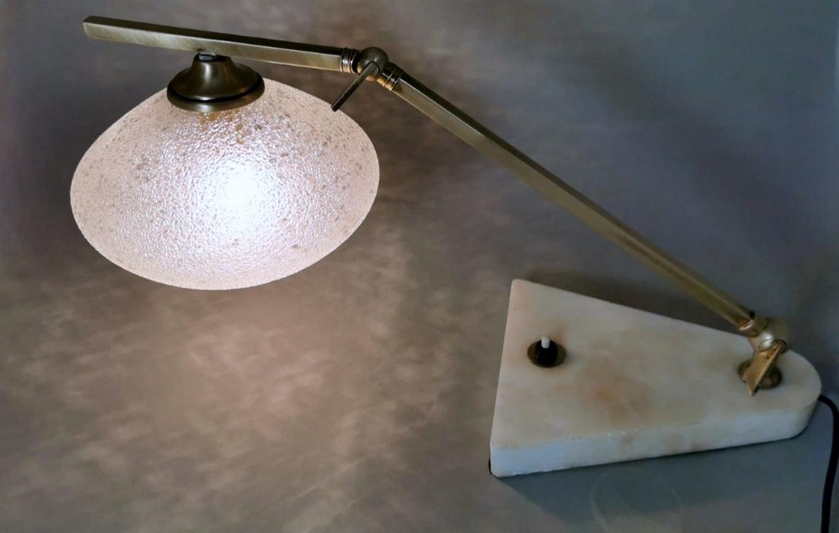 Lampe de bureau italienne vintage réglable en laiton, verre et marbre en vente 1