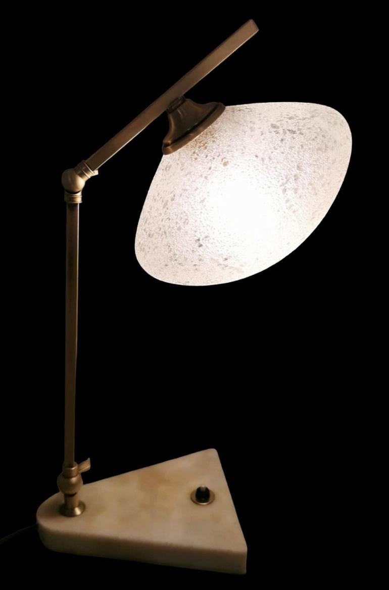 Lampe de bureau italienne vintage réglable en laiton, verre et marbre en vente 2