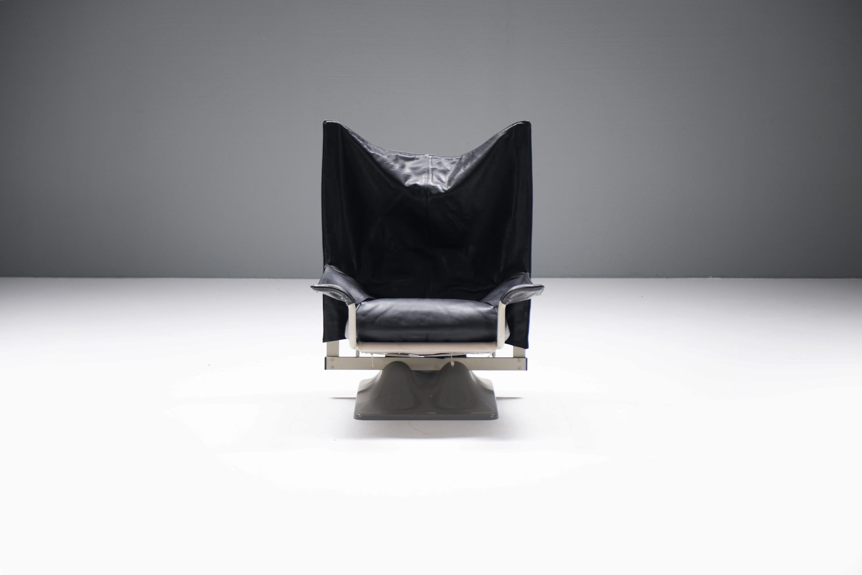 Very stylish & rare AEO armchair in its original black leather.
Designed by Paolo Deganello for Cassina.  First owner (1978)

The Aeo chair was the last product designed in 1973 by Paolo Deganello with the Archizoom group as an unconventional