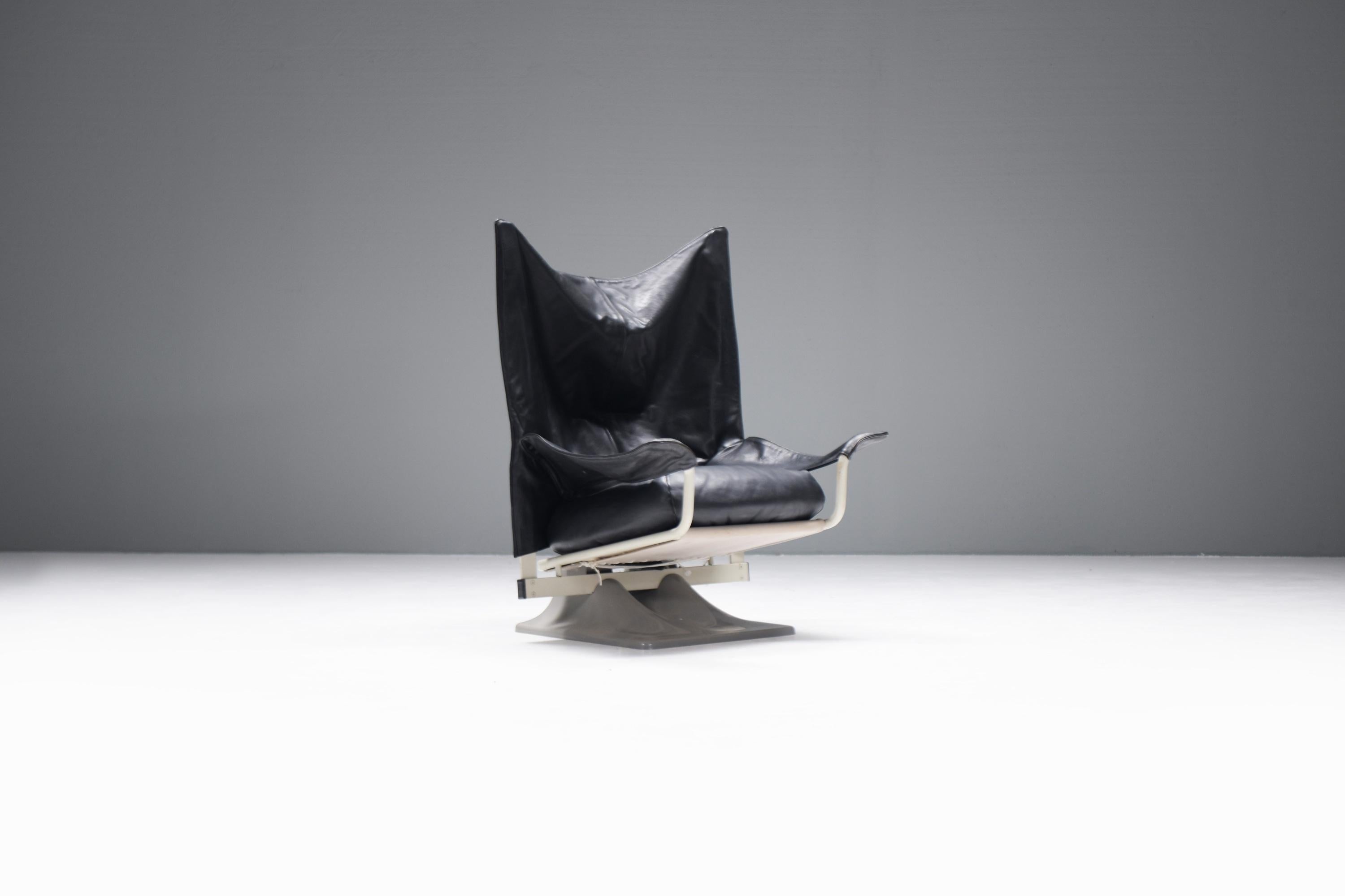 Cuir Chaise longue vintage italienne AEO en cuir noir par Paolo Deganello - Cassina en vente