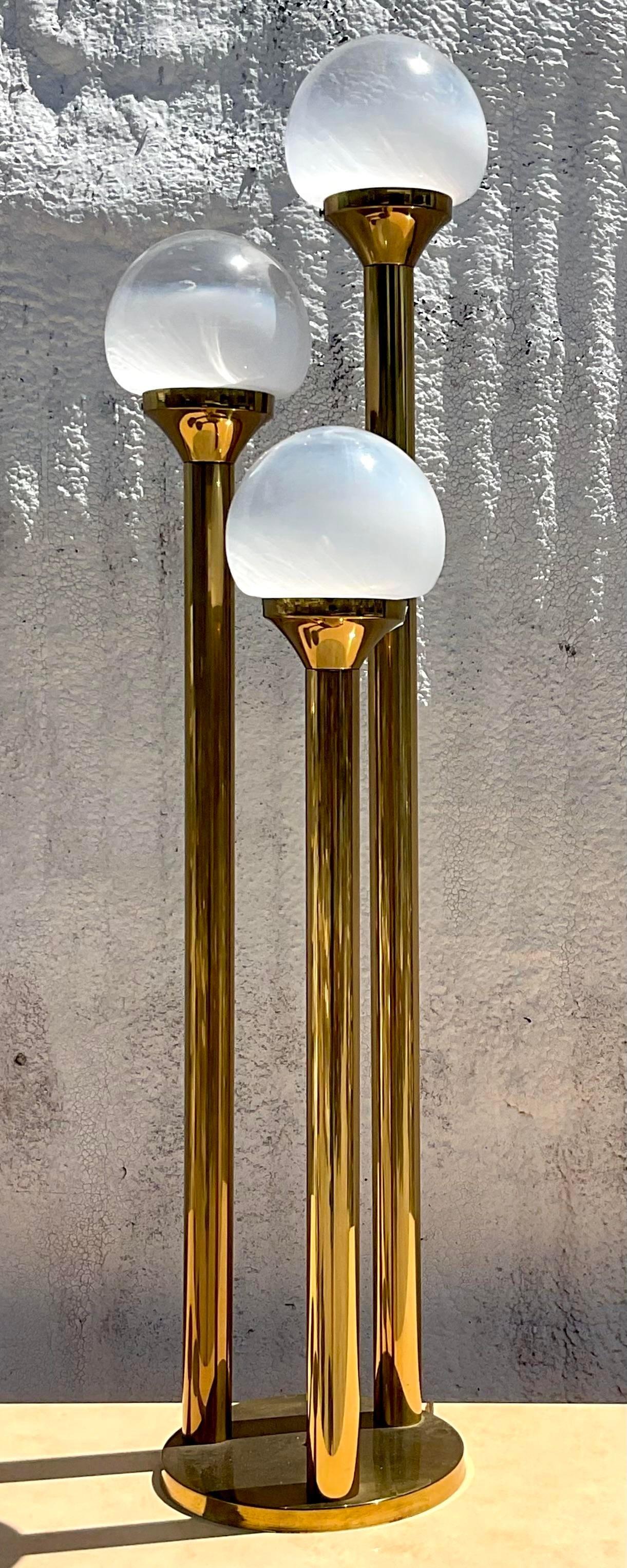 Fabriquée dans la tradition de l'art italien : D'après le modèle Vintage Mezzaga Murano Three Globe Lamp. Infusez votre espace avec l'élégance européenne, en se mélangeant harmonieusement avec le style américain pour un accent d'éclairage