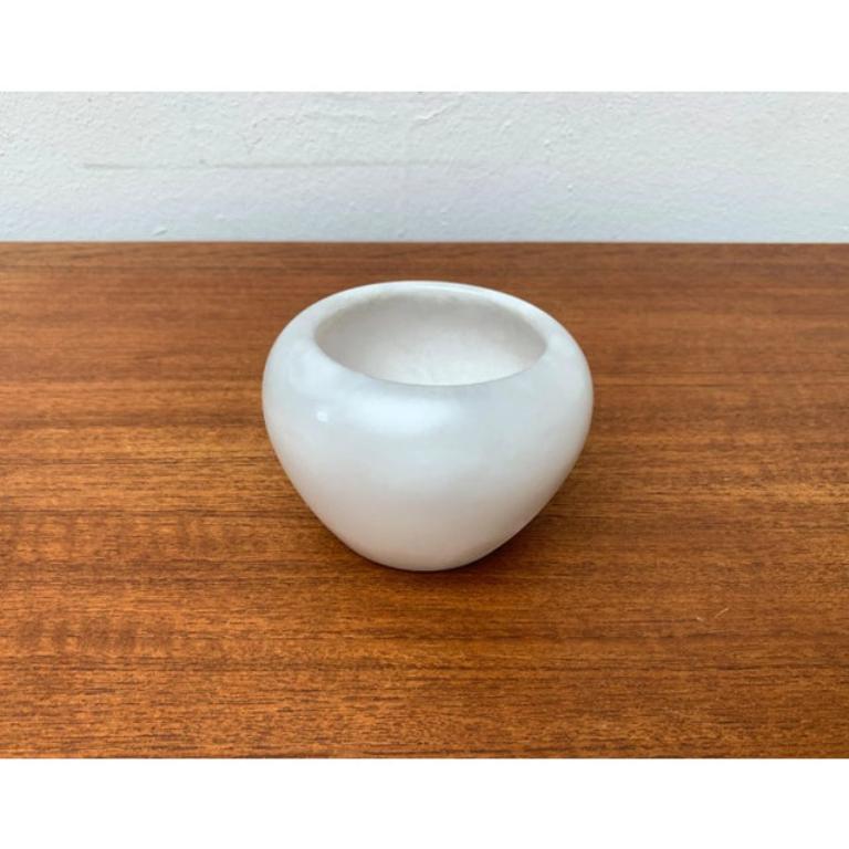 Vintage Italian Alabaster Bowl, in sehr gutem Zustand. Entworfen 1970 bis 1979.

Zusätzliche Informationen:
MATERIALIEN: Alabaster
Herkunftsland: Italien
Farbe: Weiß
Artikel Typ: Vintage, antik oder aus Vorbesitz
Abmessungen: 4,33ʺB × 4,33ʺD ×