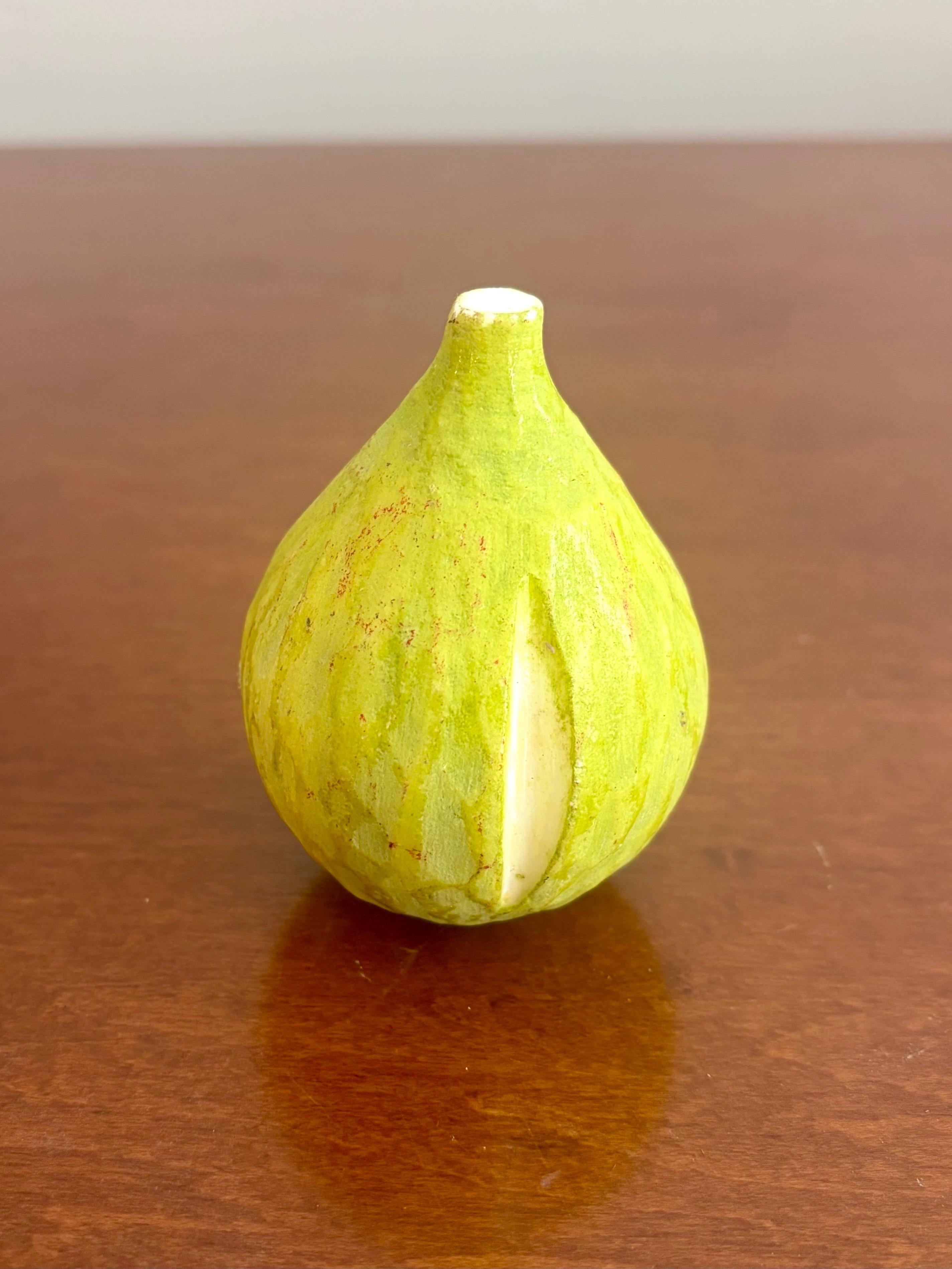 Bellissima pera in alabastro scolpita a mano. Prodotto in Italia. Eccellente lavoro di verniciatura. Sembra una cosa vera, dallo stelo alla pelle. 