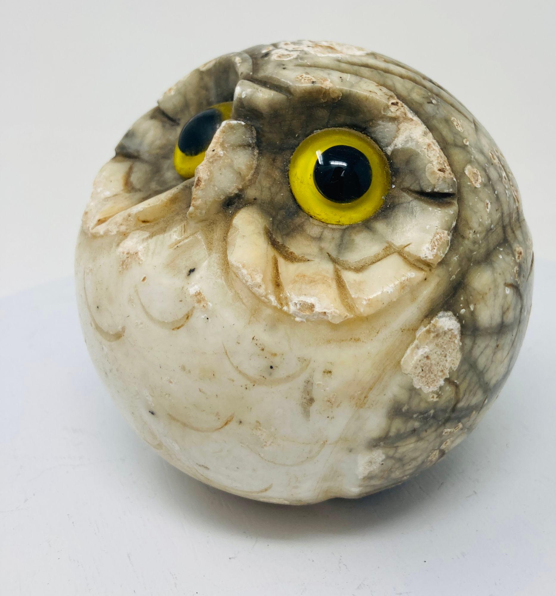 Vintage Italian Alabaster Eule Briefbeschwerer.
Ein fantastischer italienischer Marmorbriefbeschwerer aus der Mitte des Jahrhunderts mit gelben und schwarzen Glasaugen.
Skurrile handgeschnitzte Skulptur Eulenkopf in Alabaster sehr Sammlerstück in