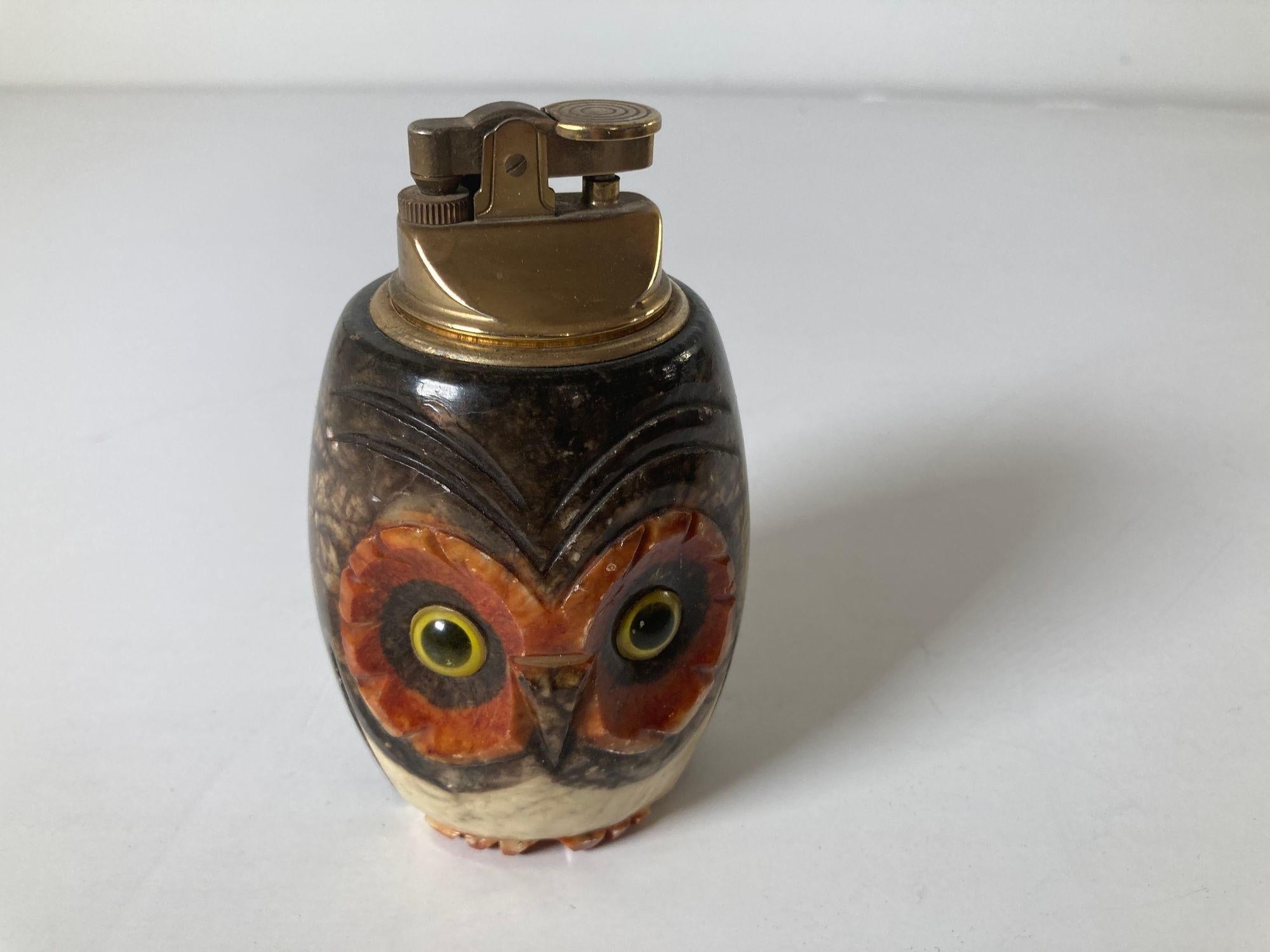 Vintage Italian Alabaster Owl Table Lighter.
Whimsical sculpture owl lighter in alabaster very collectible made in Italy.
Glass eyes, red and beige tone and will make this a nice addition for a desk, study shelf décor or your owl
