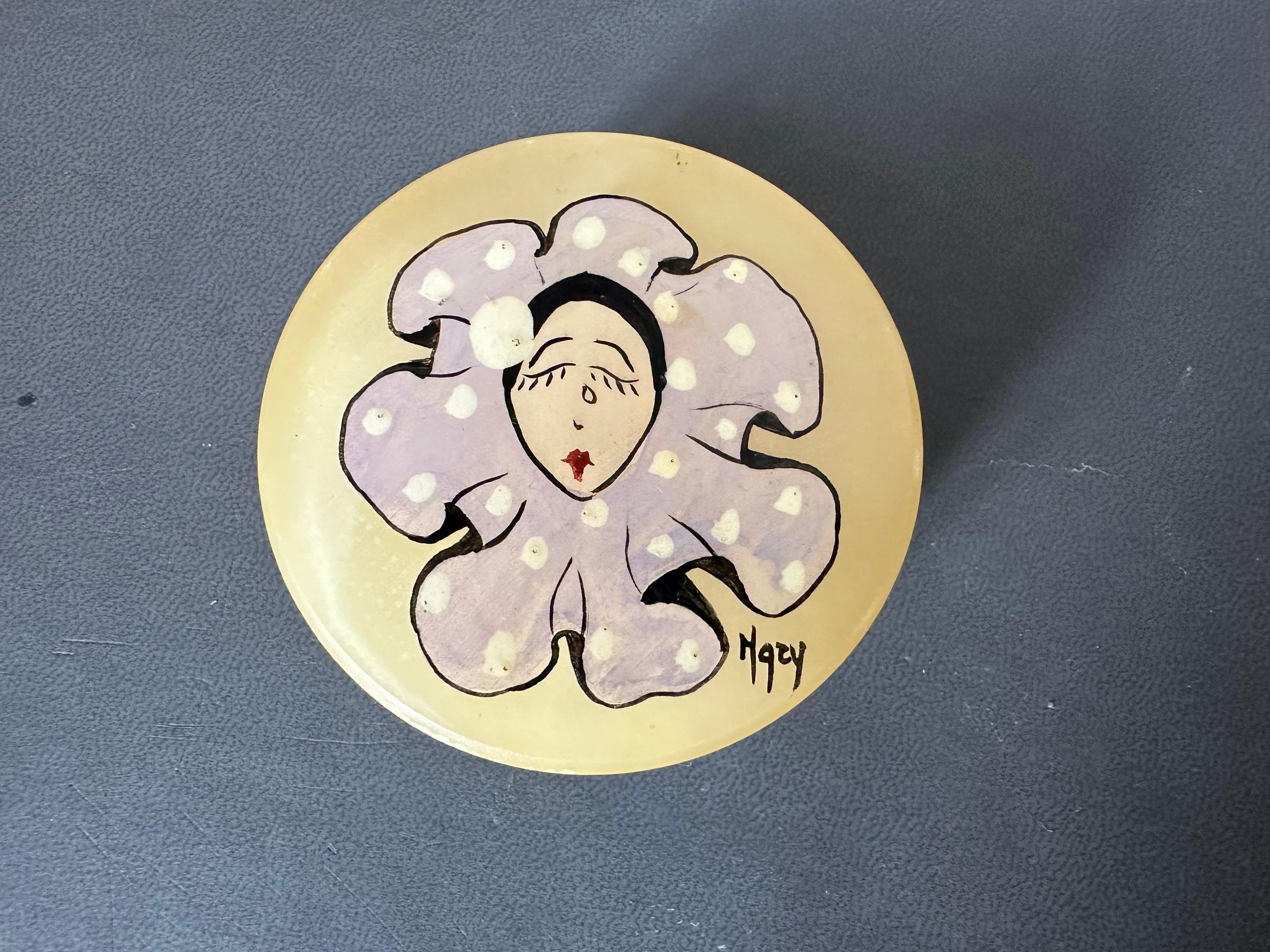 Questo squisito portapillole rotondo in alabastro è un pezzo di artigianato italiano senza tempo. Disegnato dal famoso artista e scalpellino genovese Oscar Vita, conserva l'etichetta originale del produttore, che ne garantisce l'autenticità e la