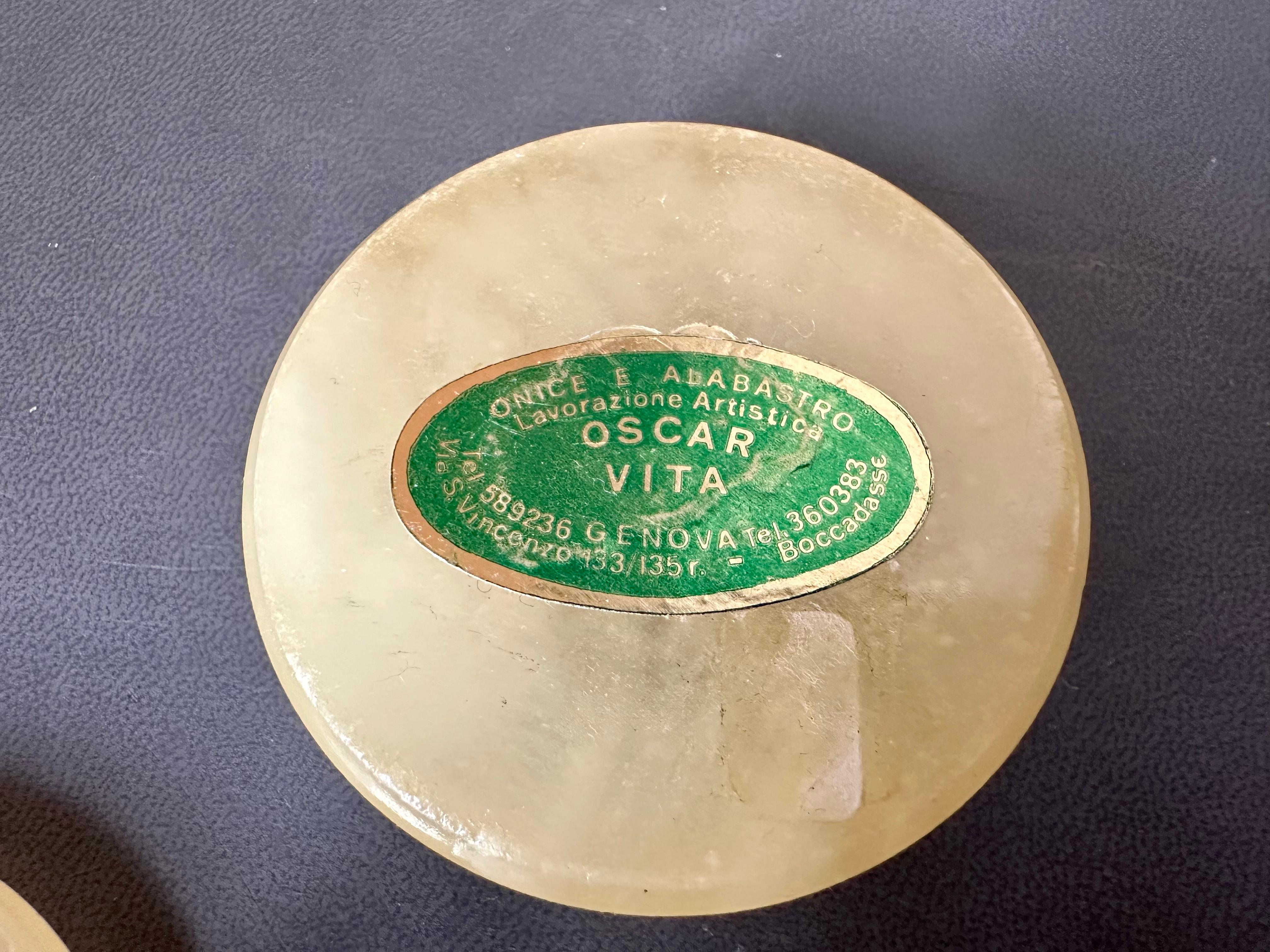 Metà XX secolo Portapillole italiano d'epoca in alabastro con motivo arlecchino di Oscar VITA in vendita
