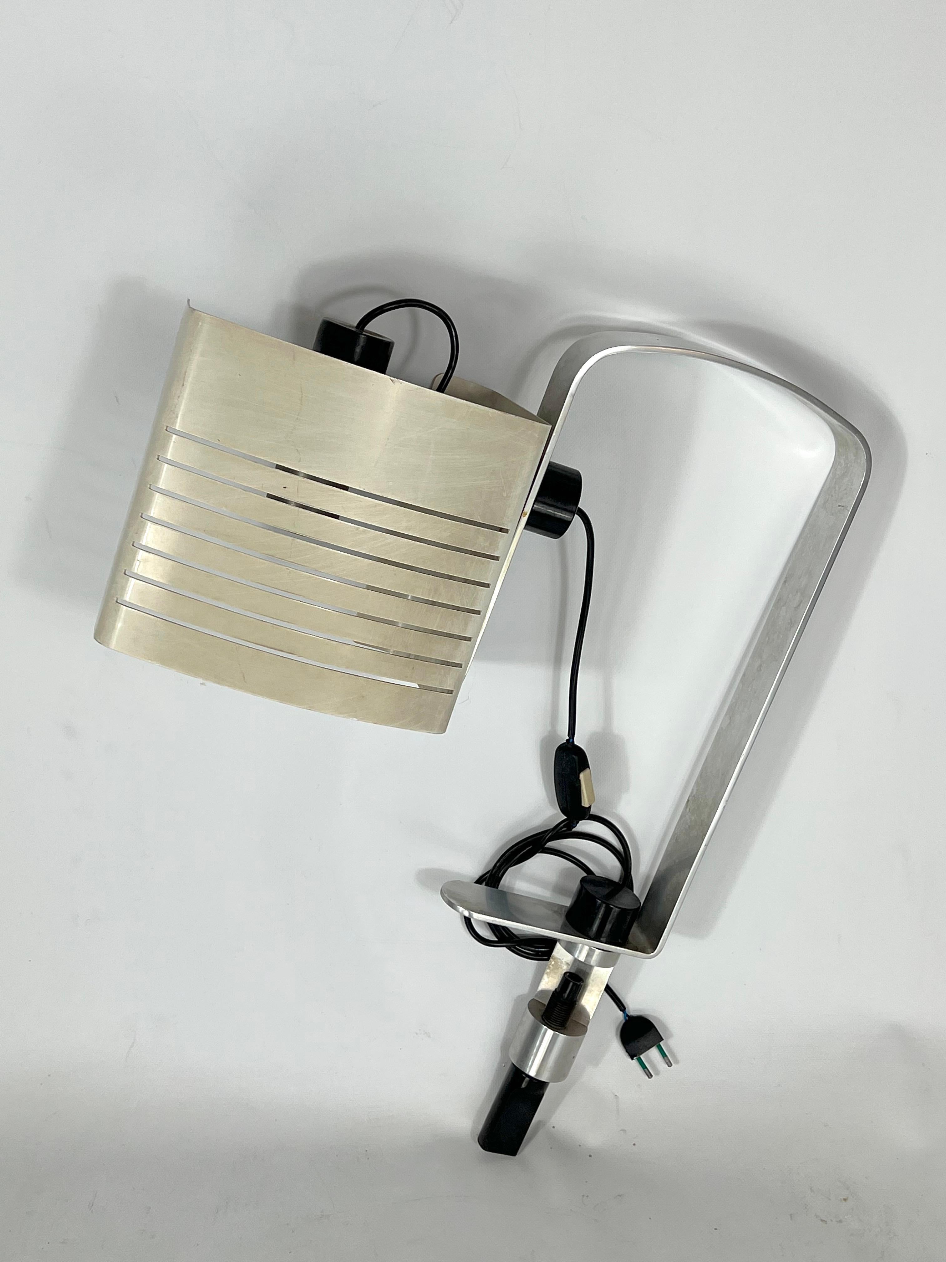 Vintage Italian Aluminum and Lacquer Desk Lamp from 60s In Good Condition For Sale In Catania, CT