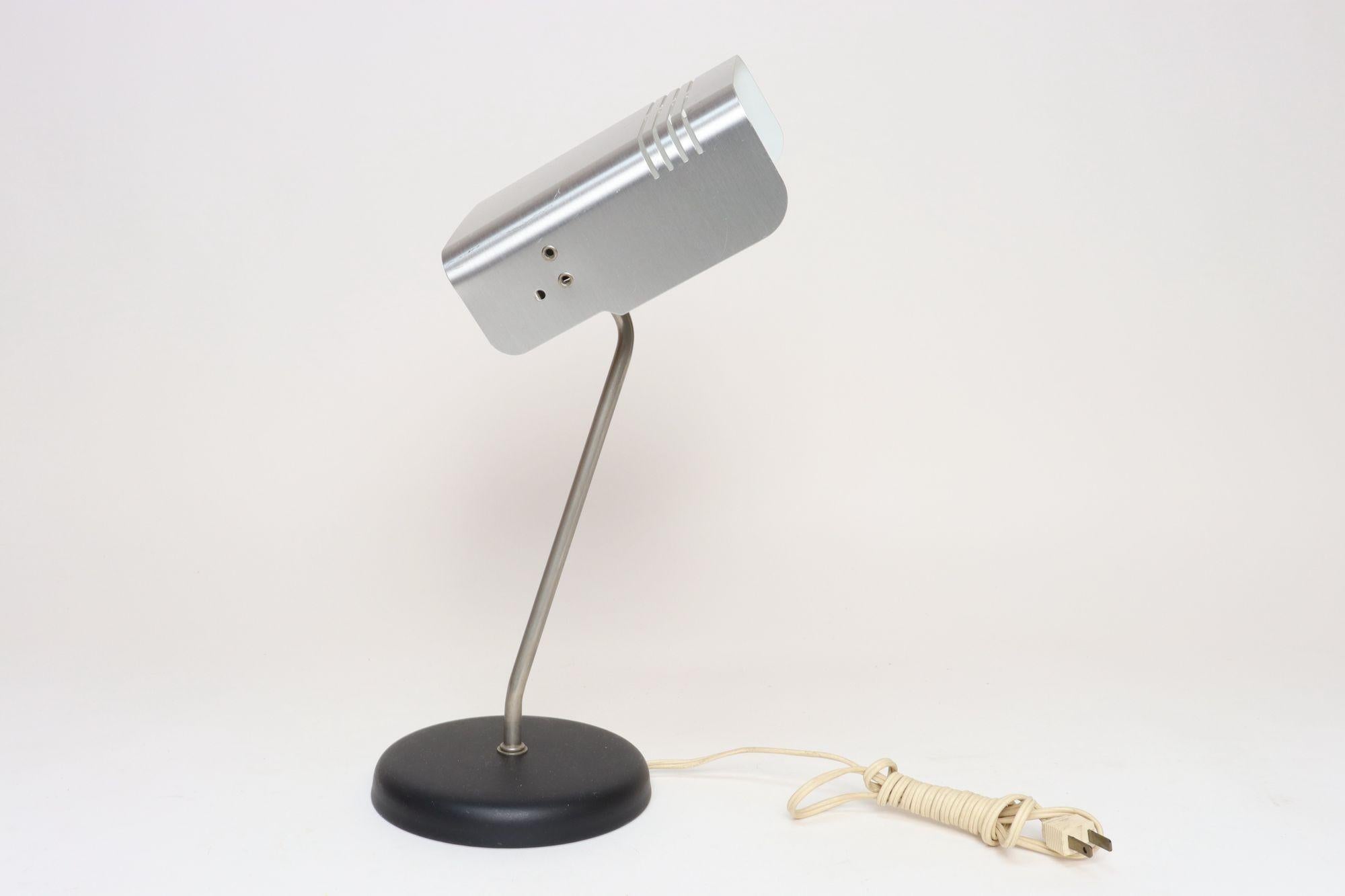 Vintage Italian Aluminum Table Lamp with Swiveling Shade by Targetti Sankey Moderno de mediados de siglo en venta