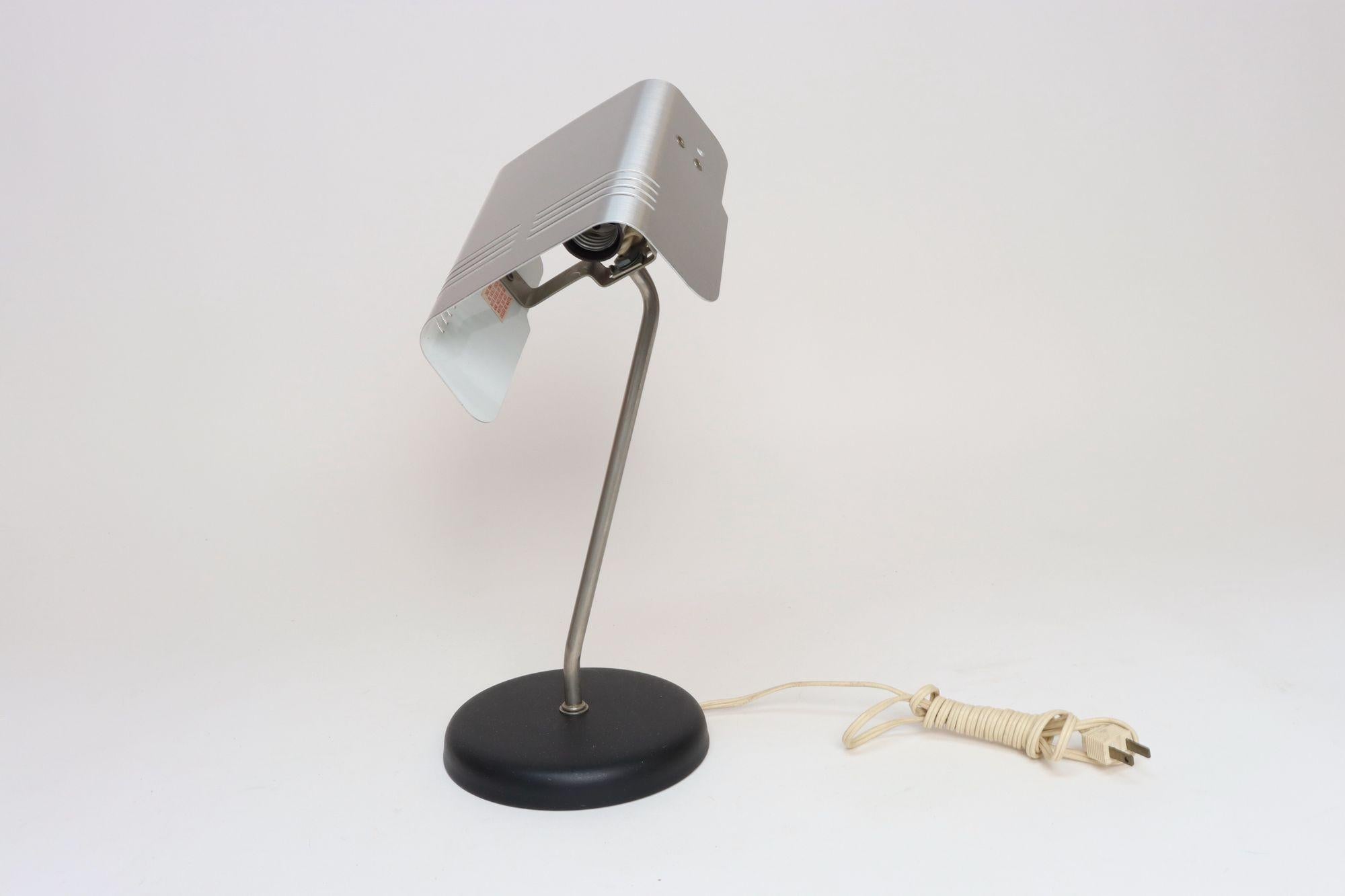 Vintage Italian Aluminum Table Lamp with Swiveling Shade by Targetti Sankey en Bueno estado para la venta en Brooklyn, NY