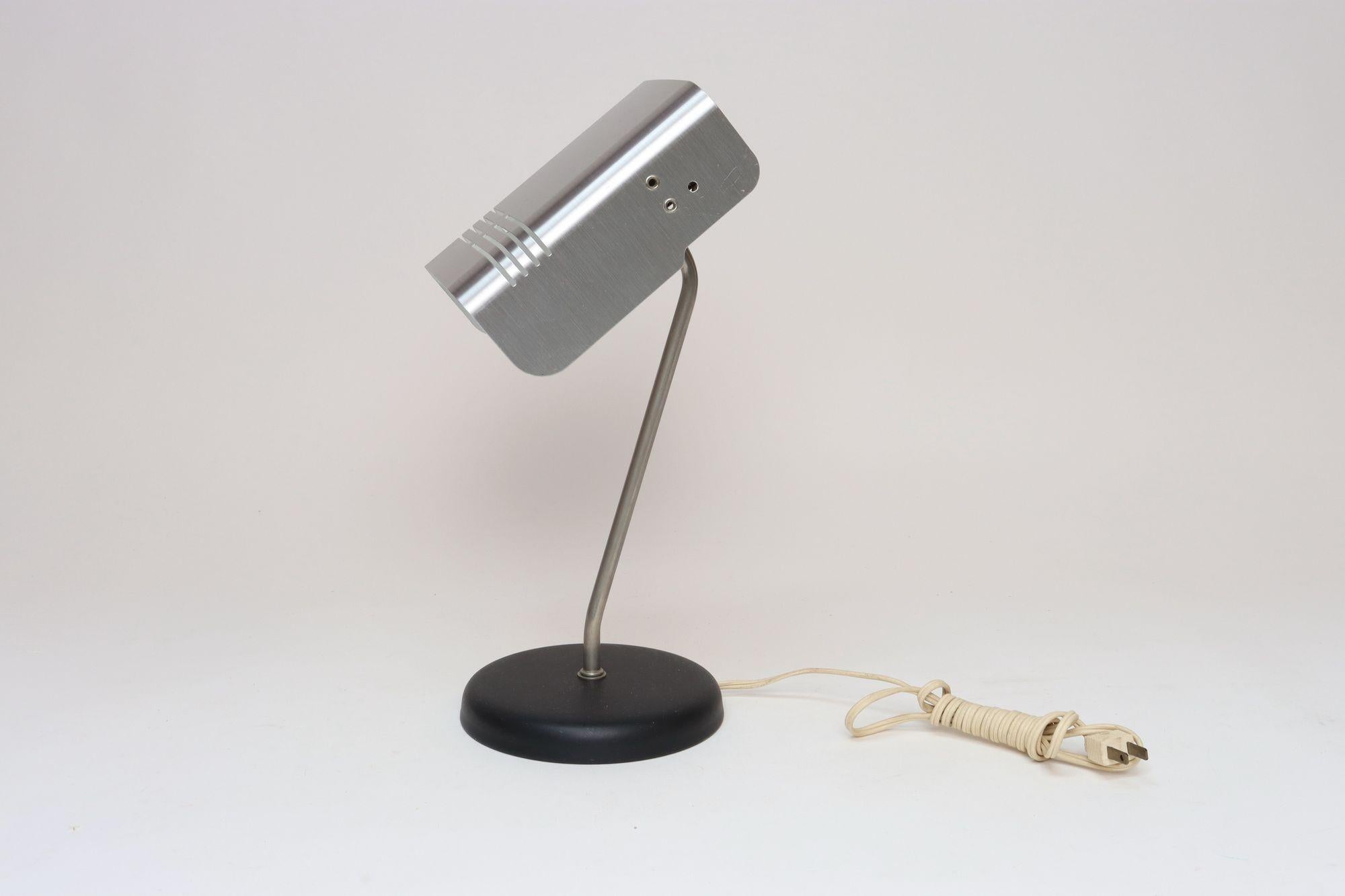 Vintage Italian Aluminum Table Lamp with Swiveling Shade by Targetti Sankey finales del siglo XX en venta