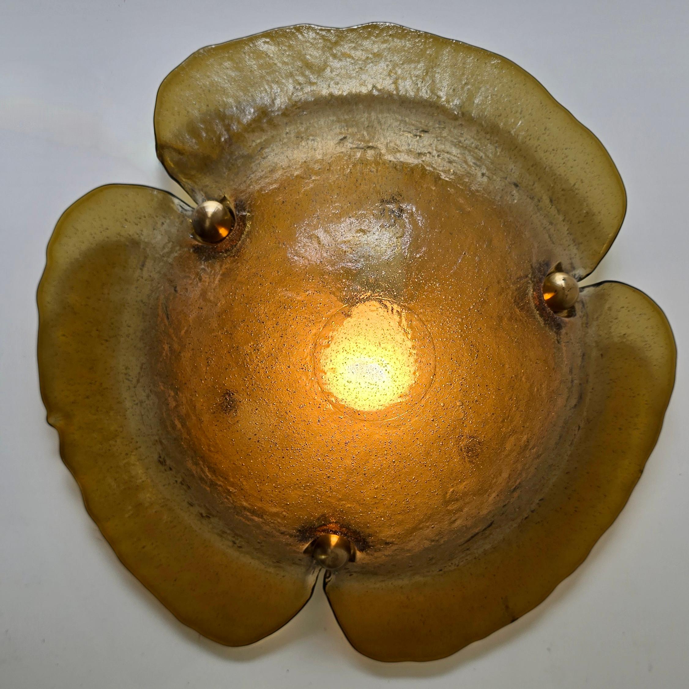 Vintage Italian Amber Murano Glass Flush Mount Light, Blumenform, Mid-Century, 1960er Jahre

Wie eine goldene Blume leuchtet diese handgefertigte bernsteinfarbene Murano-Unterputzleuchte im Abendlicht und fängt die Essenz der italienischen Eleganz
