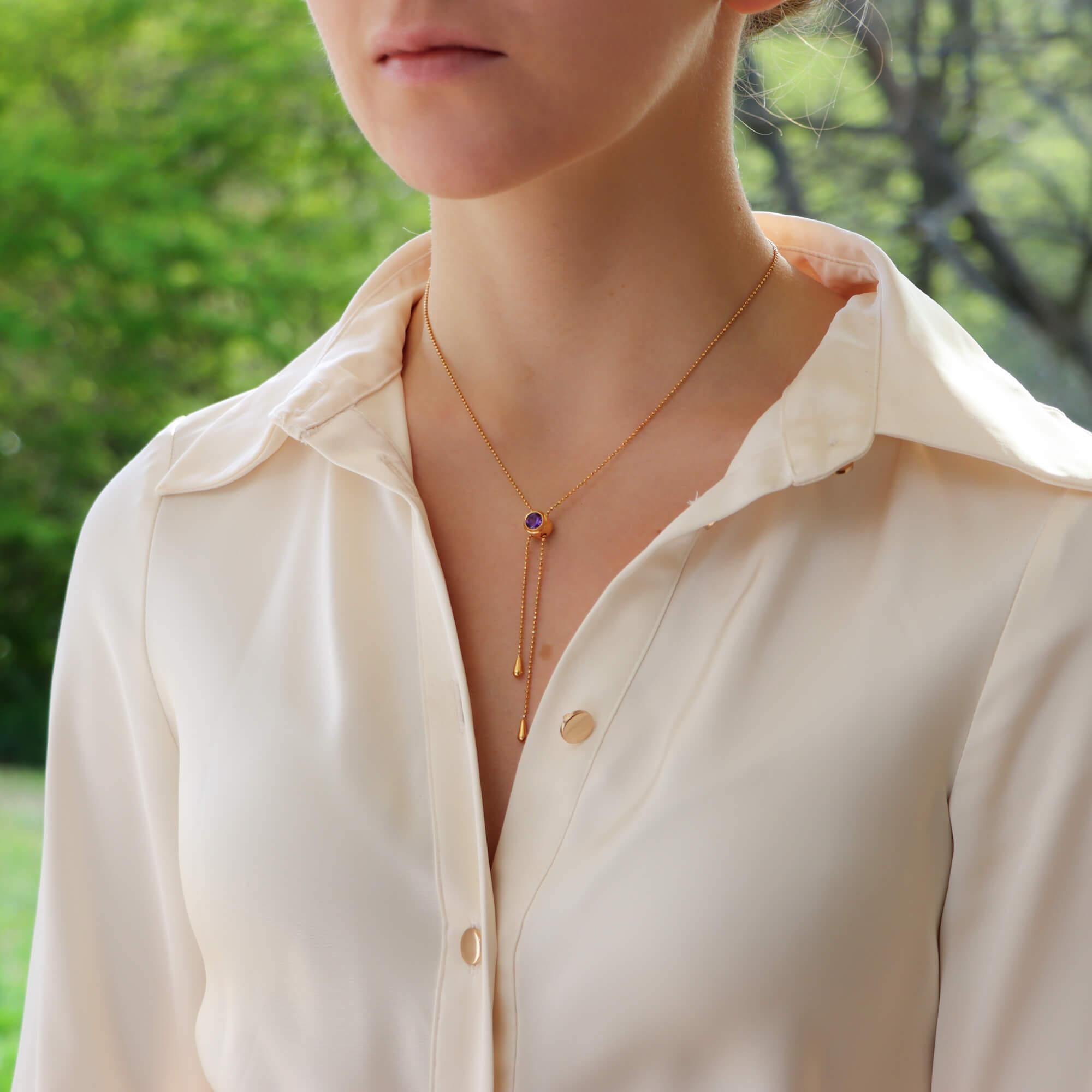  Eine schöne italienische Vintage Amethyst verstellbare Quaste Halskette in 14k Gelbgold gesetzt.

Diese Halskette ist wunderschön handgefertigt und zeichnet sich vor allem durch einen facettierten Amethysten aus. Der Amethyst dient als Verschluss